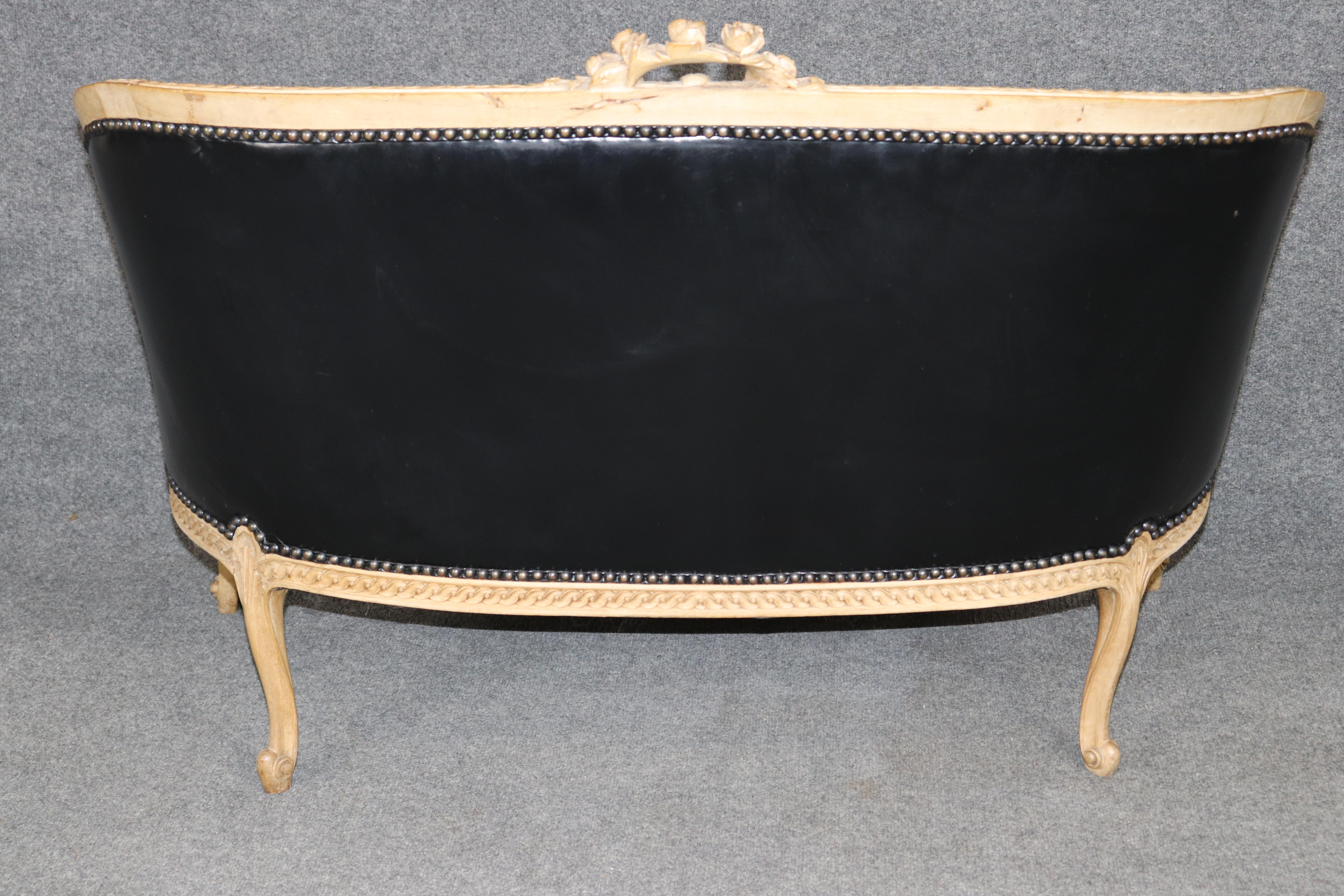 Milieu du XXe siècle Canapé français en cuir sculpté et peint Louis XV Canape Epoque 1950 en vente