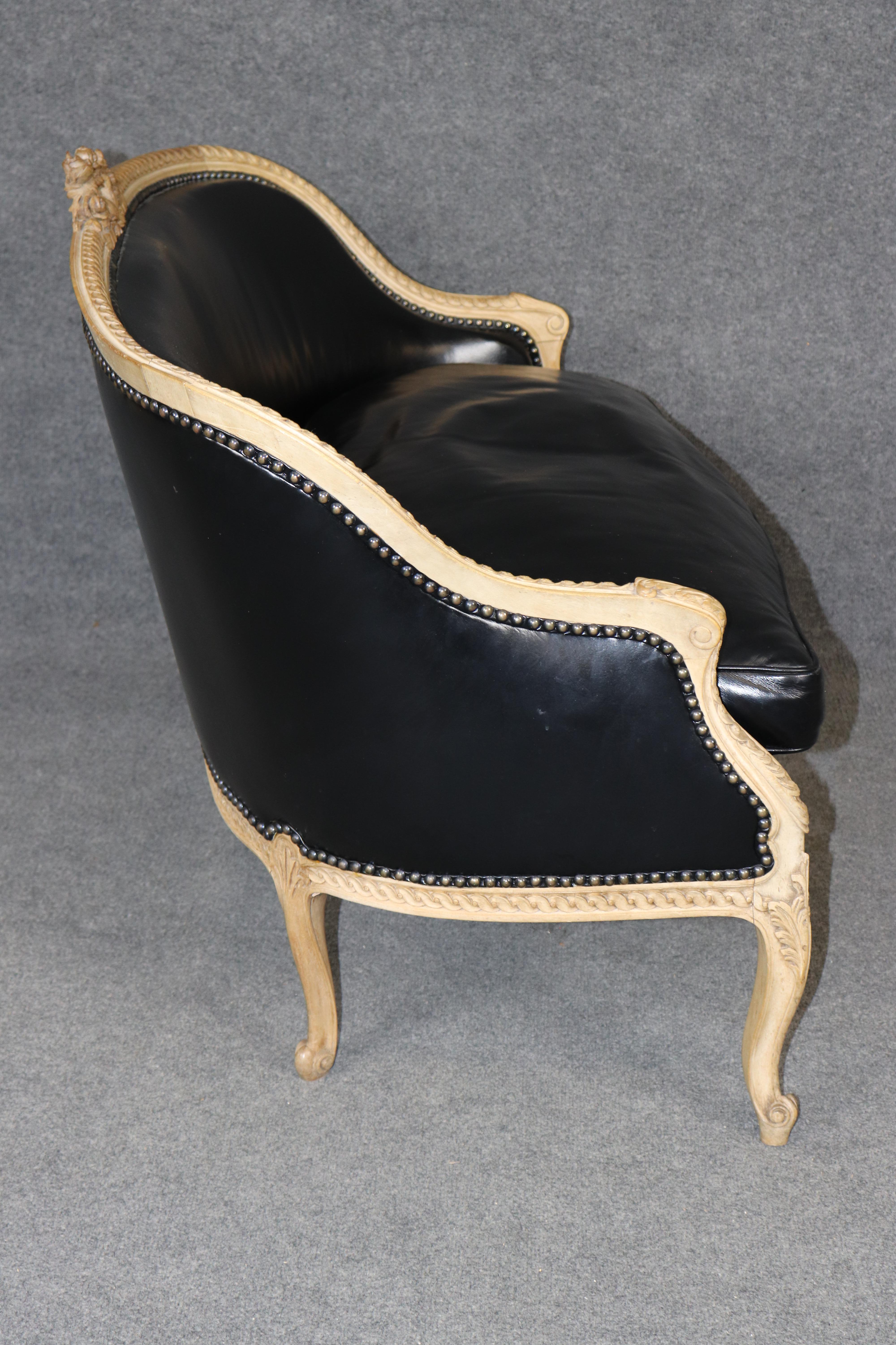 Cuir Canapé français en cuir sculpté et peint Louis XV Canape Epoque 1950 en vente