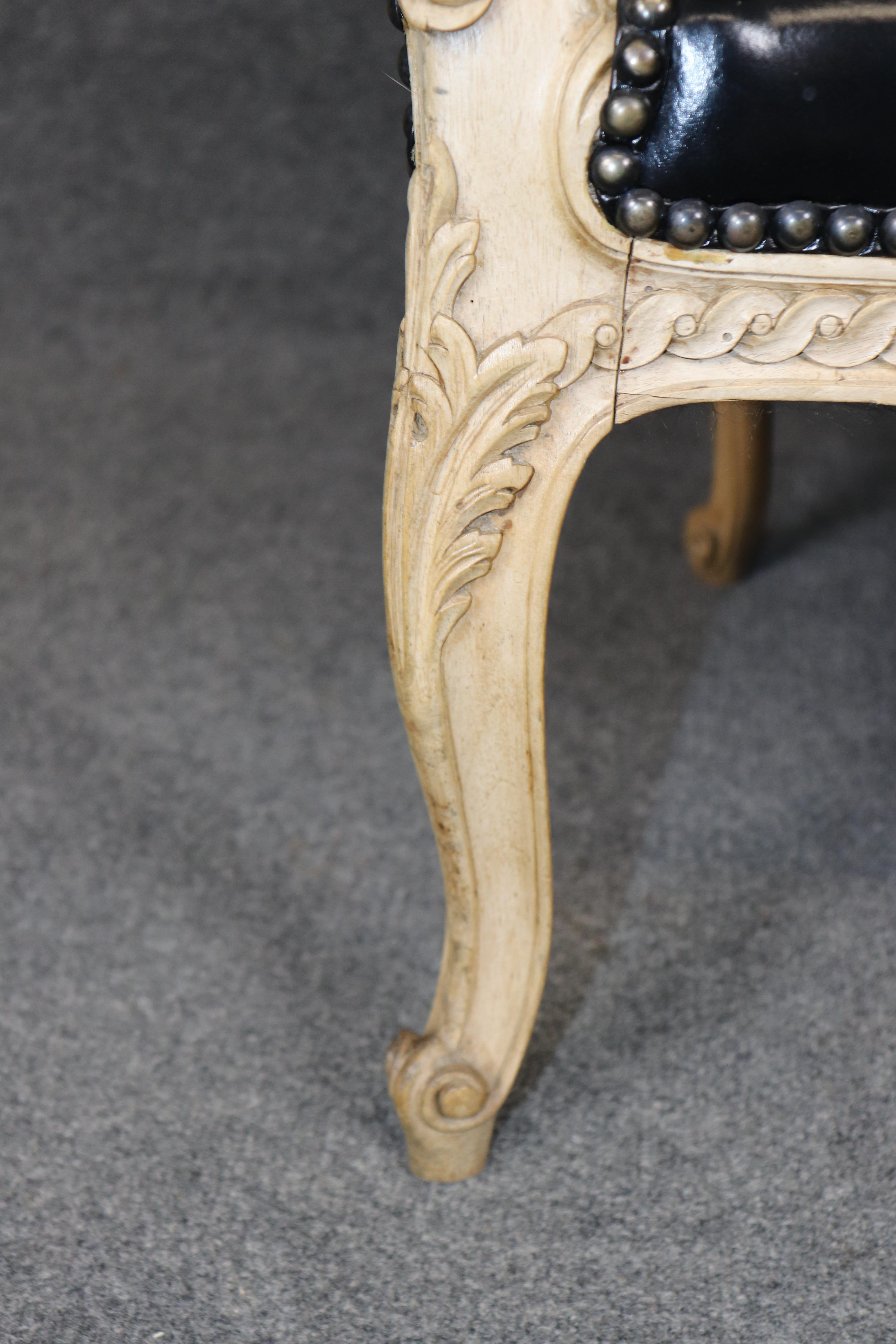 Canapé français en cuir sculpté et peint Louis XV Canape Epoque 1950 en vente 1