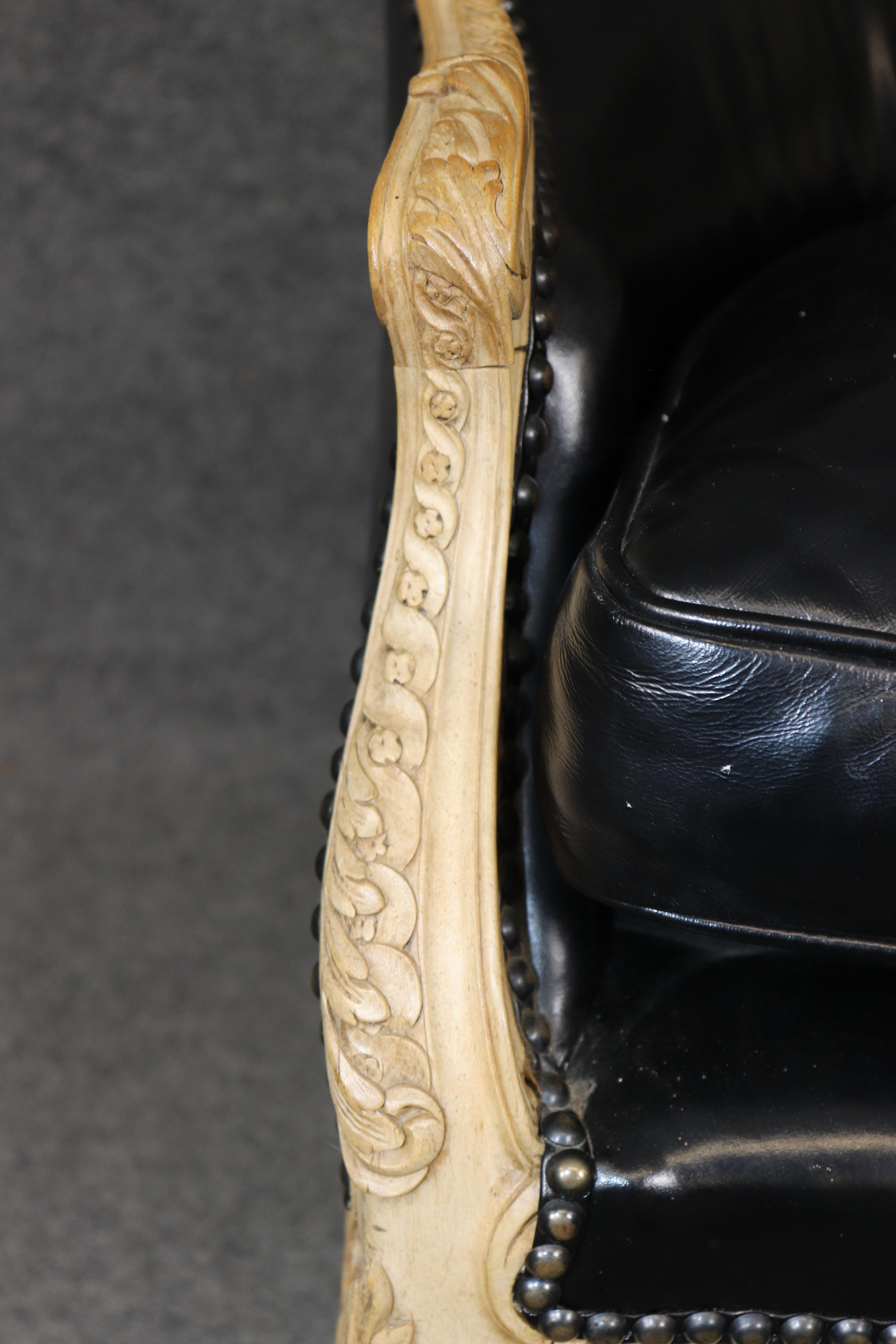Canapé français en cuir sculpté et peint Louis XV Canape Epoque 1950 en vente 2