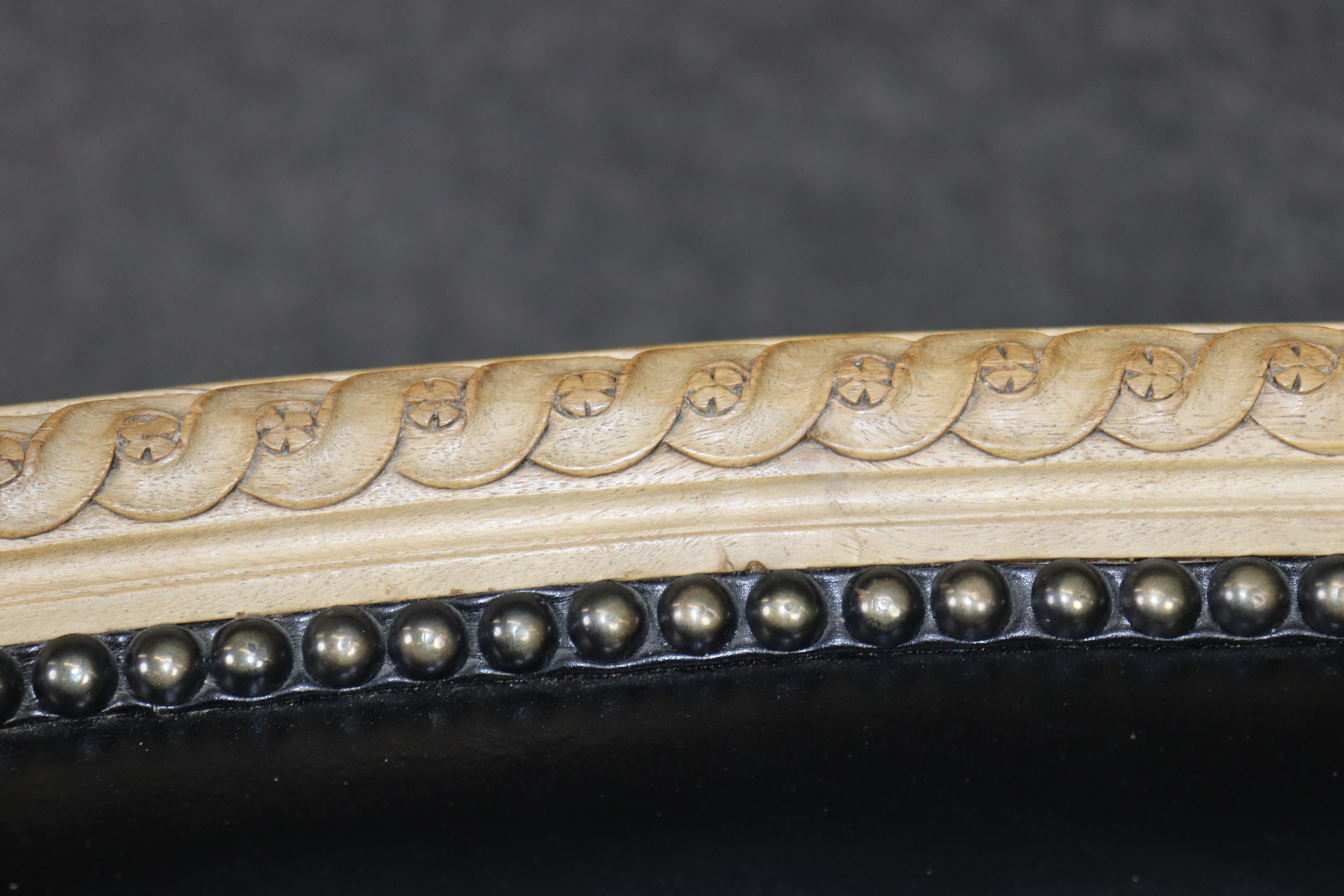 Canapé français en cuir sculpté et peint Louis XV Canape Epoque 1950 en vente 3