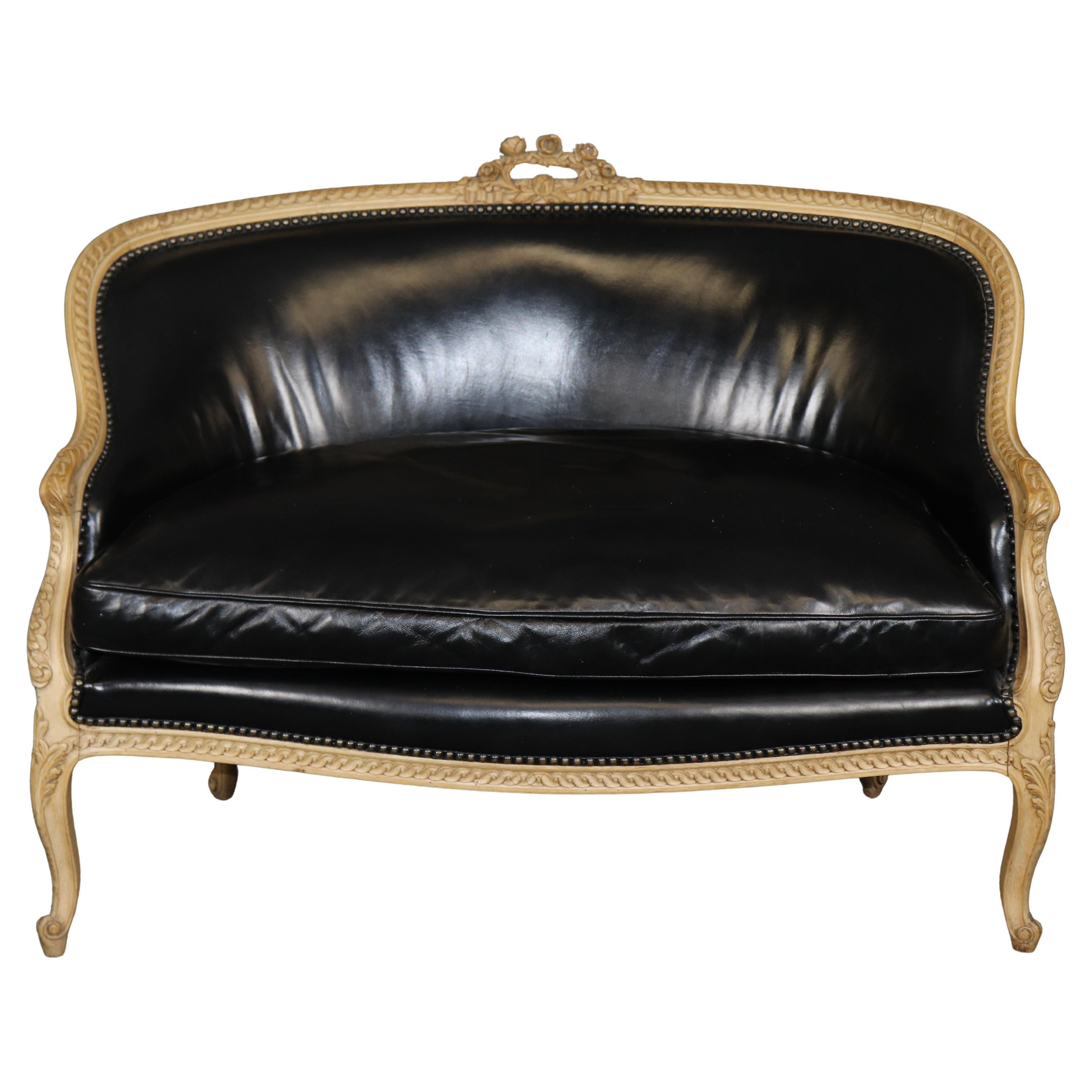 Canapé français en cuir sculpté et peint Louis XV Canape Epoque 1950 en vente