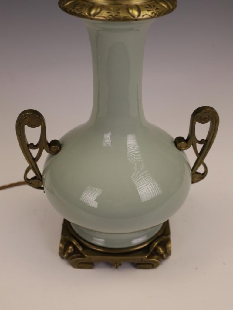 Lampada da tavolo francese in celadon con supporti in bronzo dorato - timbro Parigi in vendita 5