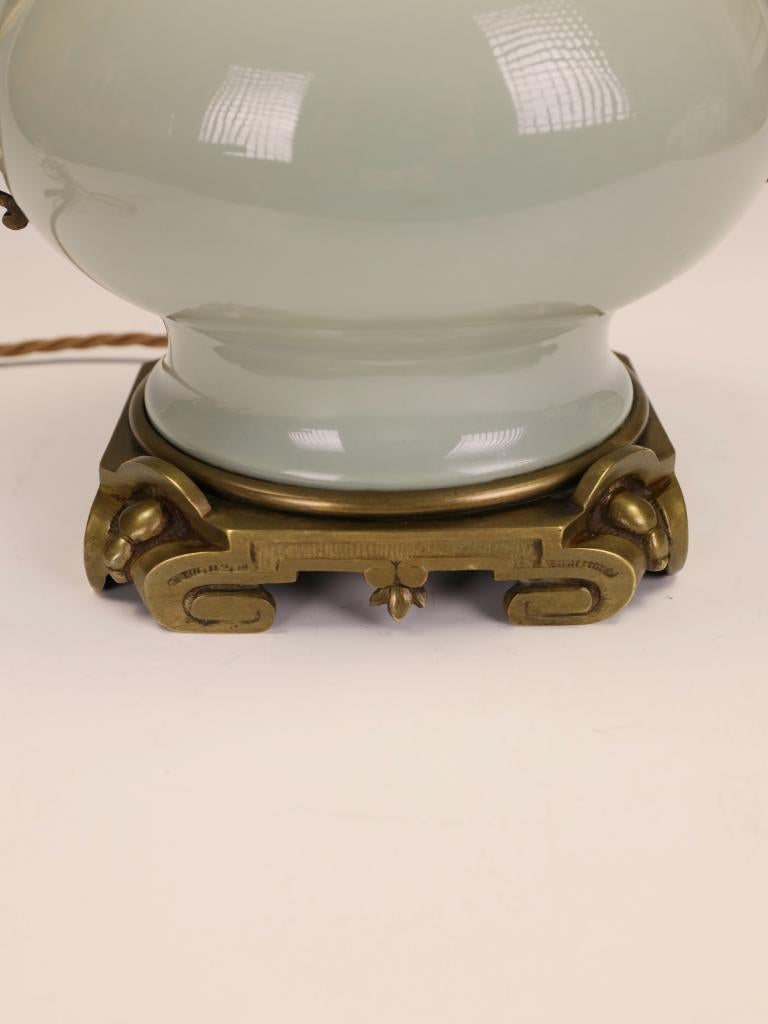 Lampada da tavolo francese in celadon con supporti in bronzo dorato - timbro Parigi in vendita 6