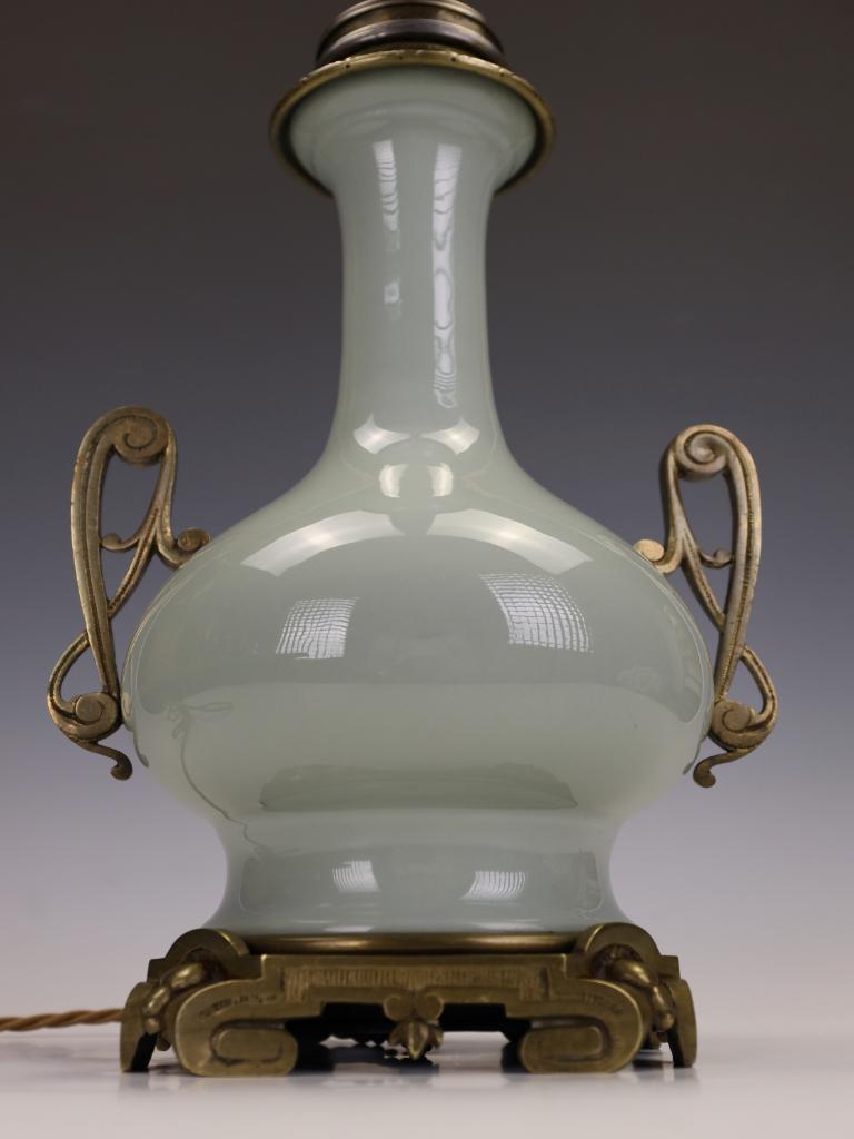 Lampada da tavolo francese in celadon con supporti in bronzo dorato - timbro Parigi in vendita 7