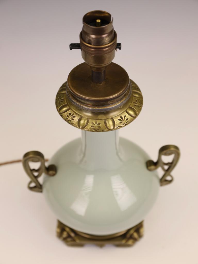 Lampada da tavolo francese in celadon con supporti in bronzo dorato - timbro Parigi in vendita 8