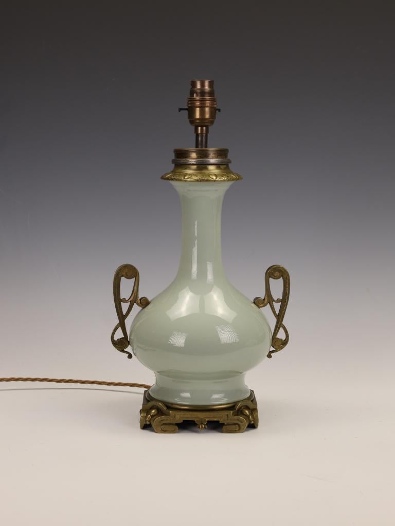 Lampada da tavolo francese in celadon con supporti in bronzo dorato - timbro Parigi
Una bella lampada a olio in celadon francese del XIX secolo, ora convertita in modo sensibile per l'uso elettrico, montata in bronzo dorato riccamente dettagliato e