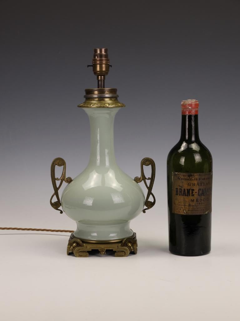 Neoclassico Lampada da tavolo francese in celadon con supporti in bronzo dorato - timbro Parigi in vendita