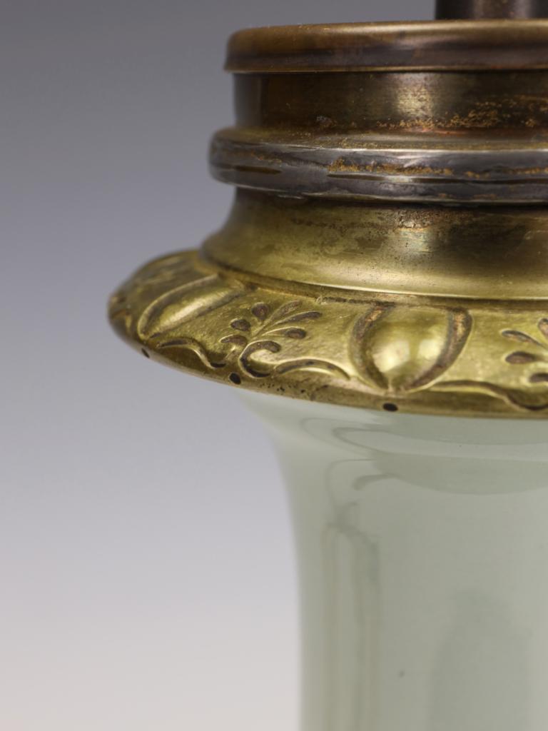 Lampada da tavolo francese in celadon con supporti in bronzo dorato - timbro Parigi In condizioni buone in vendita a Lincoln, GB