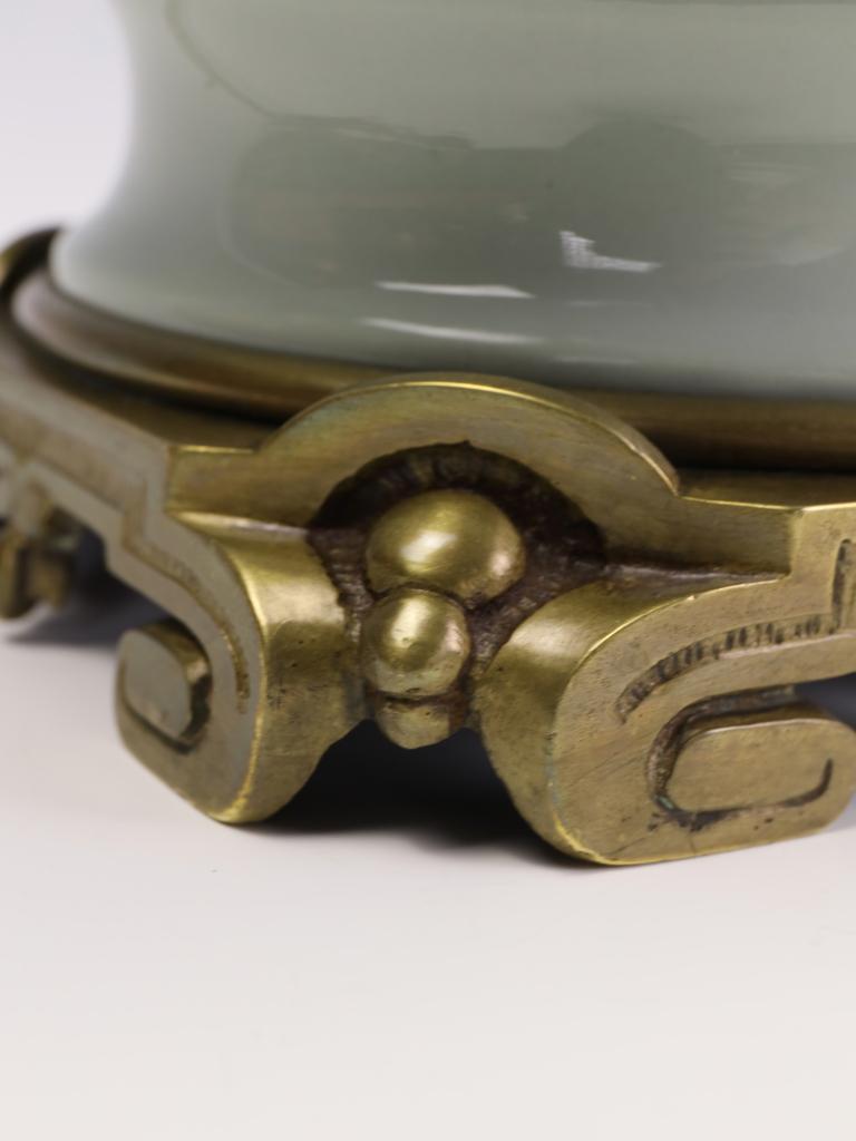 XIX secolo Lampada da tavolo francese in celadon con supporti in bronzo dorato - timbro Parigi in vendita