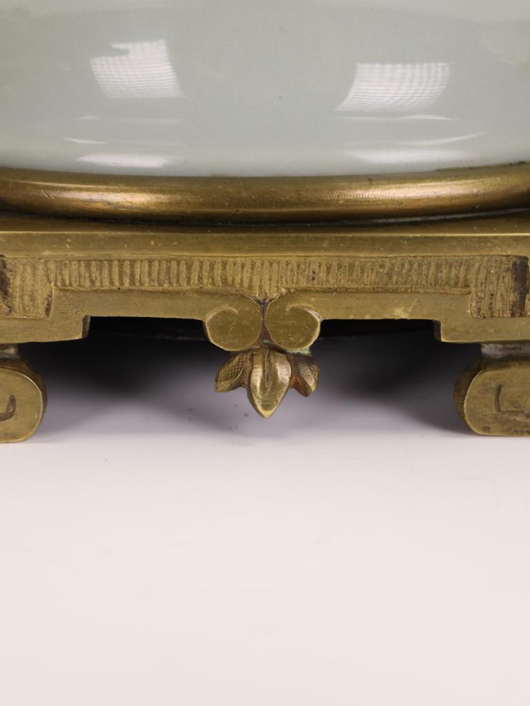 Bronzo Lampada da tavolo francese in celadon con supporti in bronzo dorato - timbro Parigi in vendita