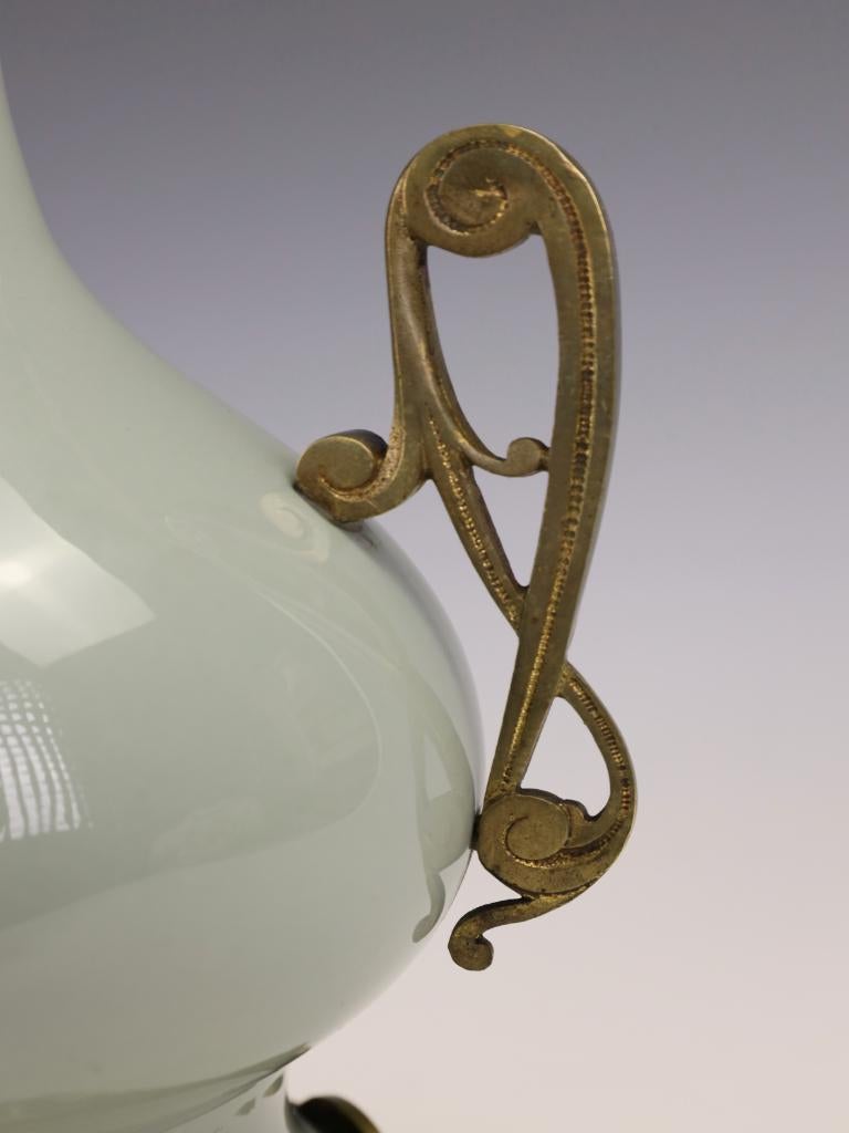 Lampada da tavolo francese in celadon con supporti in bronzo dorato - timbro Parigi in vendita 1