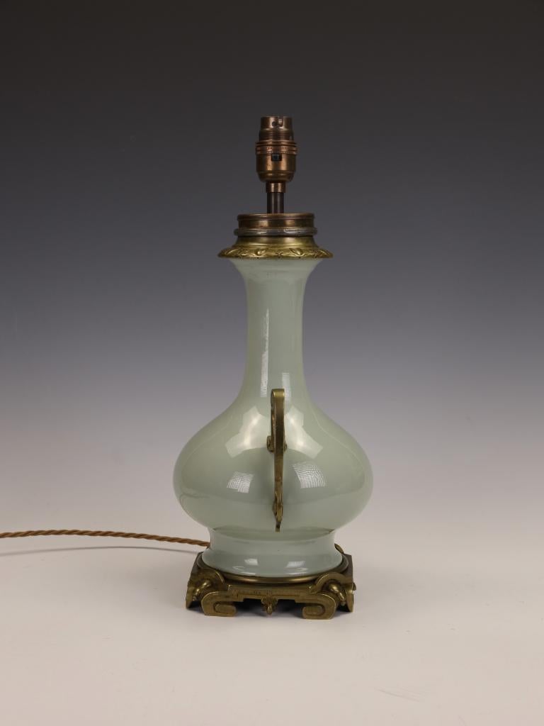 Lampada da tavolo francese in celadon con supporti in bronzo dorato - timbro Parigi in vendita 2