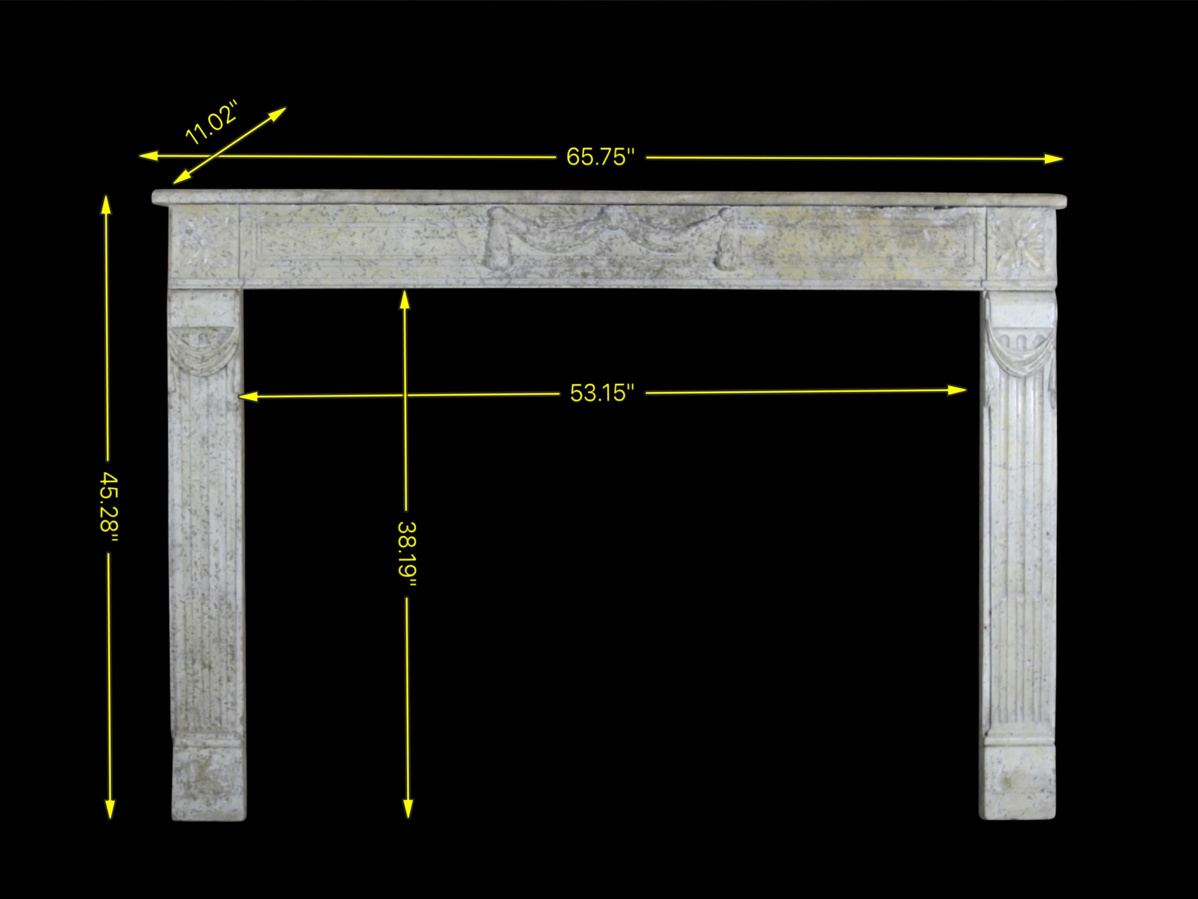 Raffinata cornice per caminetto antico in stile classico francese in marmo in vendita 2