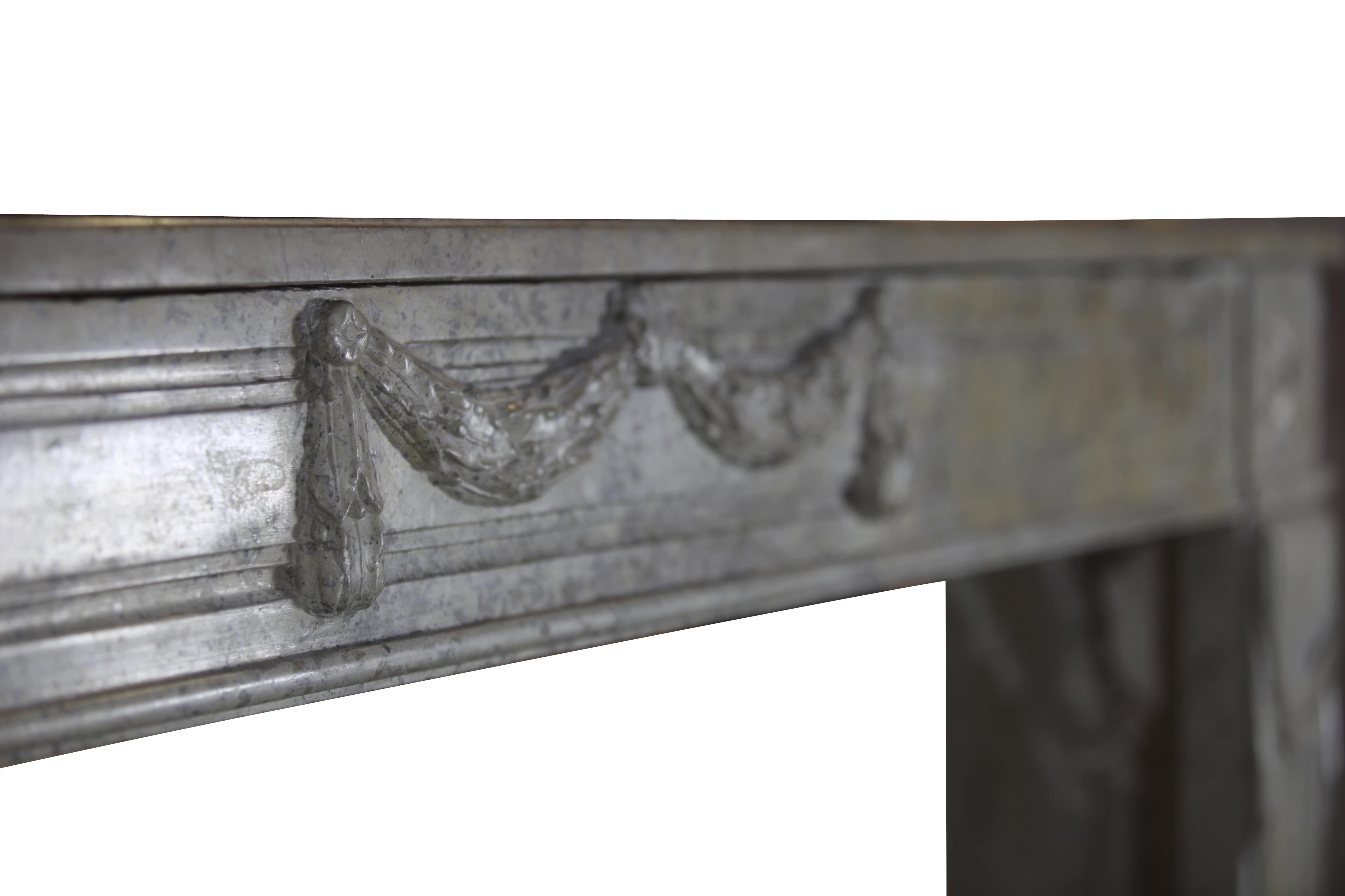 Un bel contorno di camino antico in marmo del XVIII secolo del periodo del Direttorio. È stato installato in un angolo. Vedi i segni sullo scaffale. Questo caminetto in stile classico è stato costruito alla fine del XVIII secolo.
Misure:
167 cm di