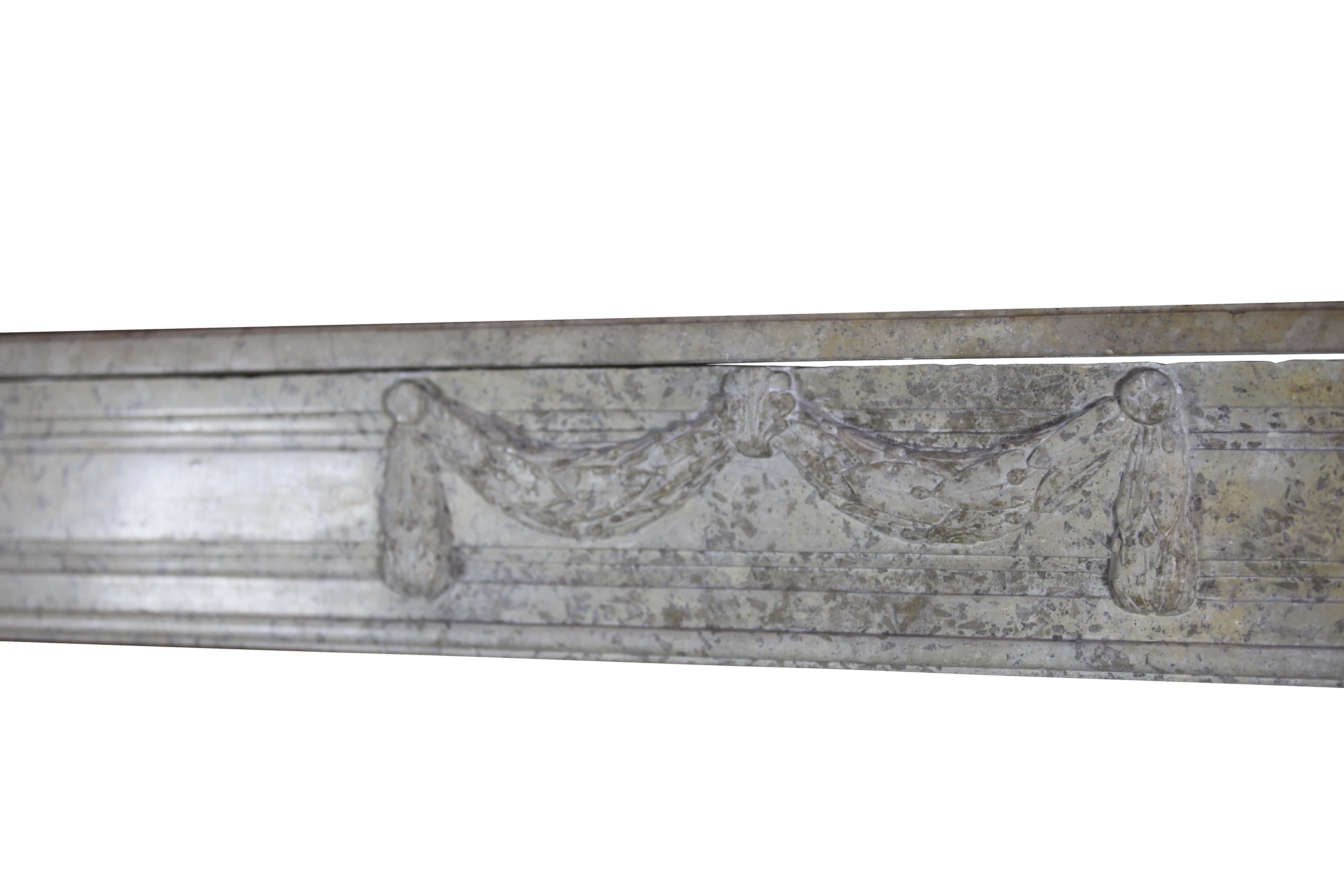Direttorio Raffinata cornice per caminetto antico in stile classico francese in marmo in vendita