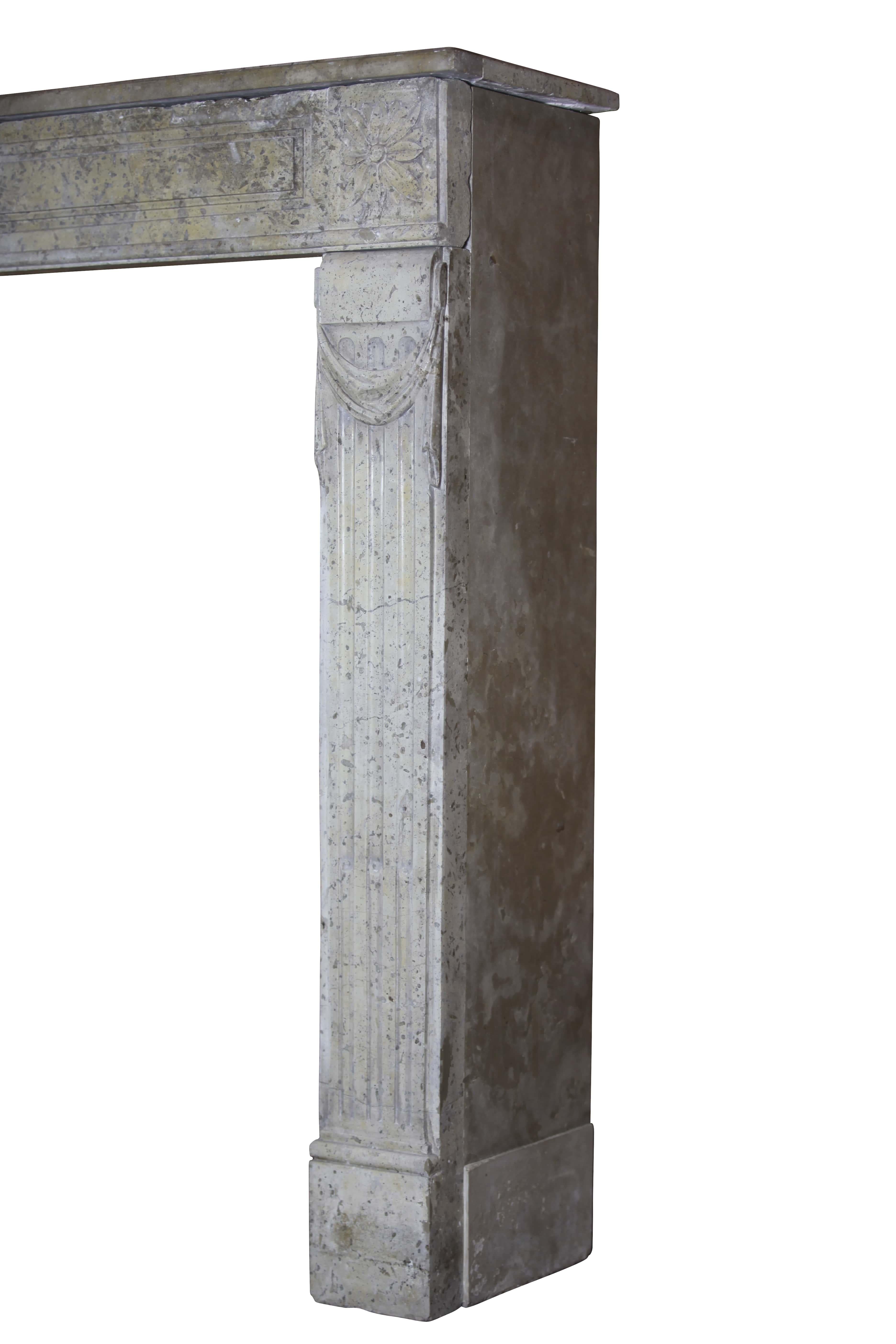 Intagliato a mano Raffinata cornice per caminetto antico in stile classico francese in marmo in vendita