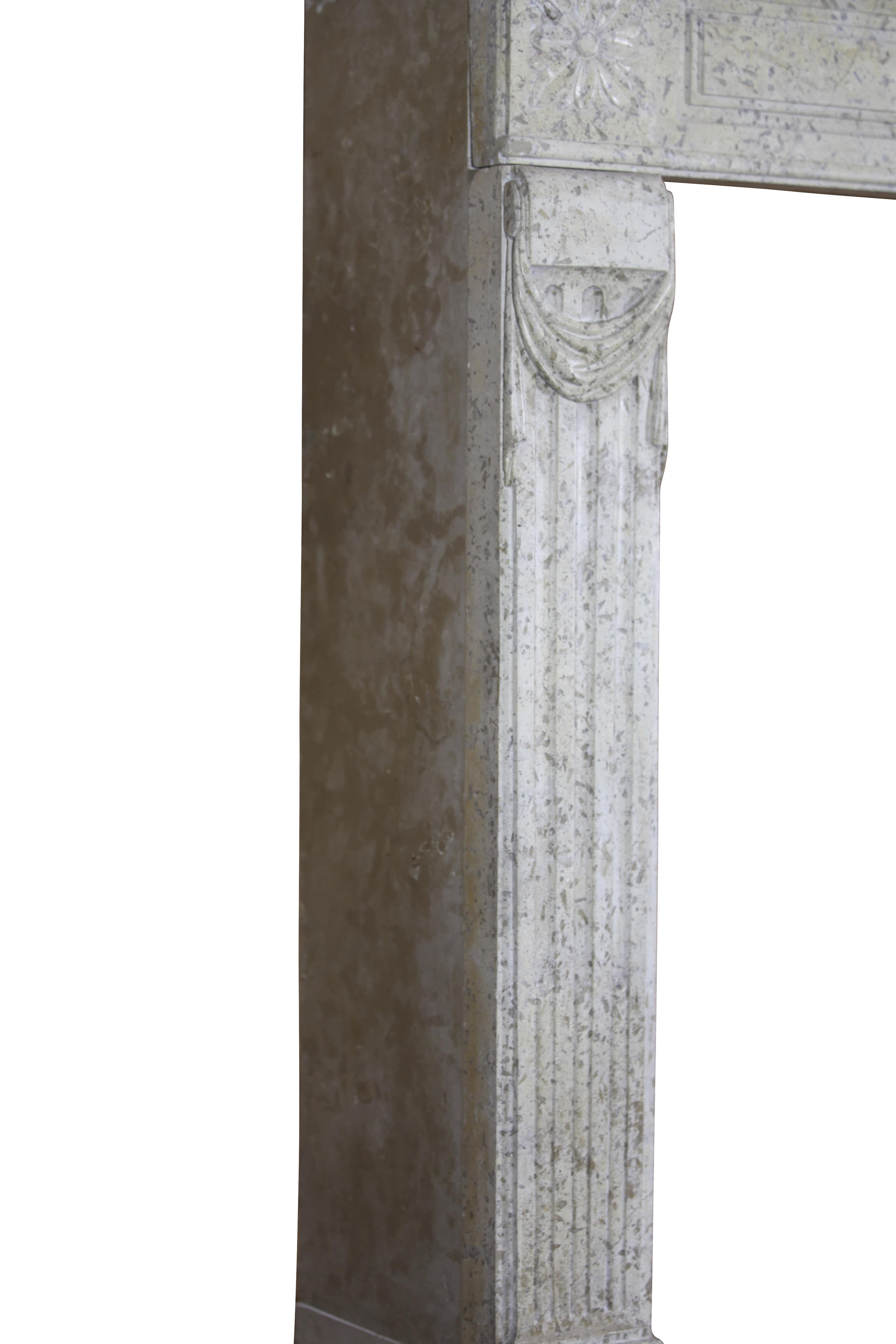 Raffinata cornice per caminetto antico in stile classico francese in marmo In condizioni buone in vendita a Beervelde, BE