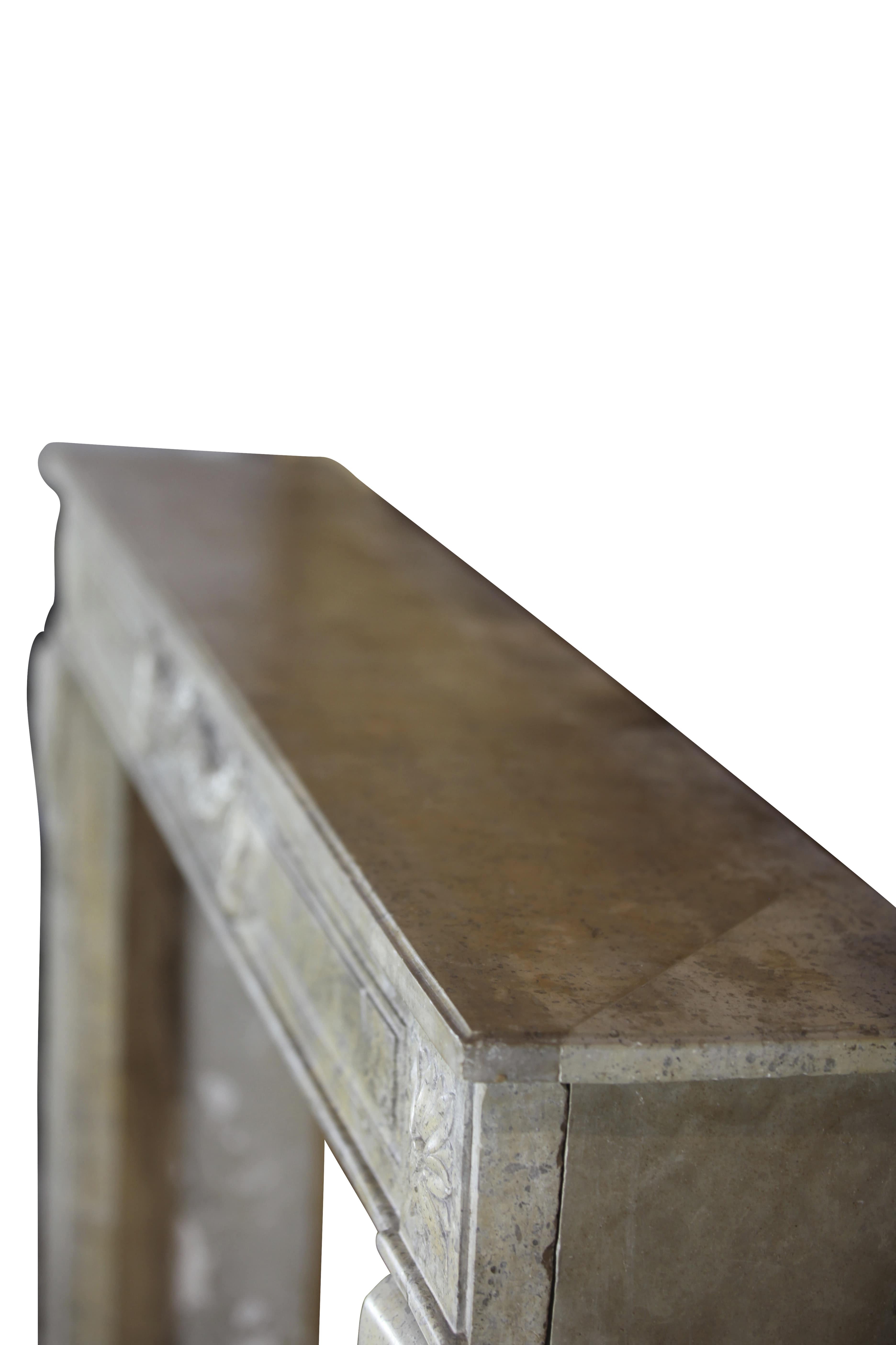 Fino al XVIII secolo Raffinata cornice per caminetto antico in stile classico francese in marmo in vendita