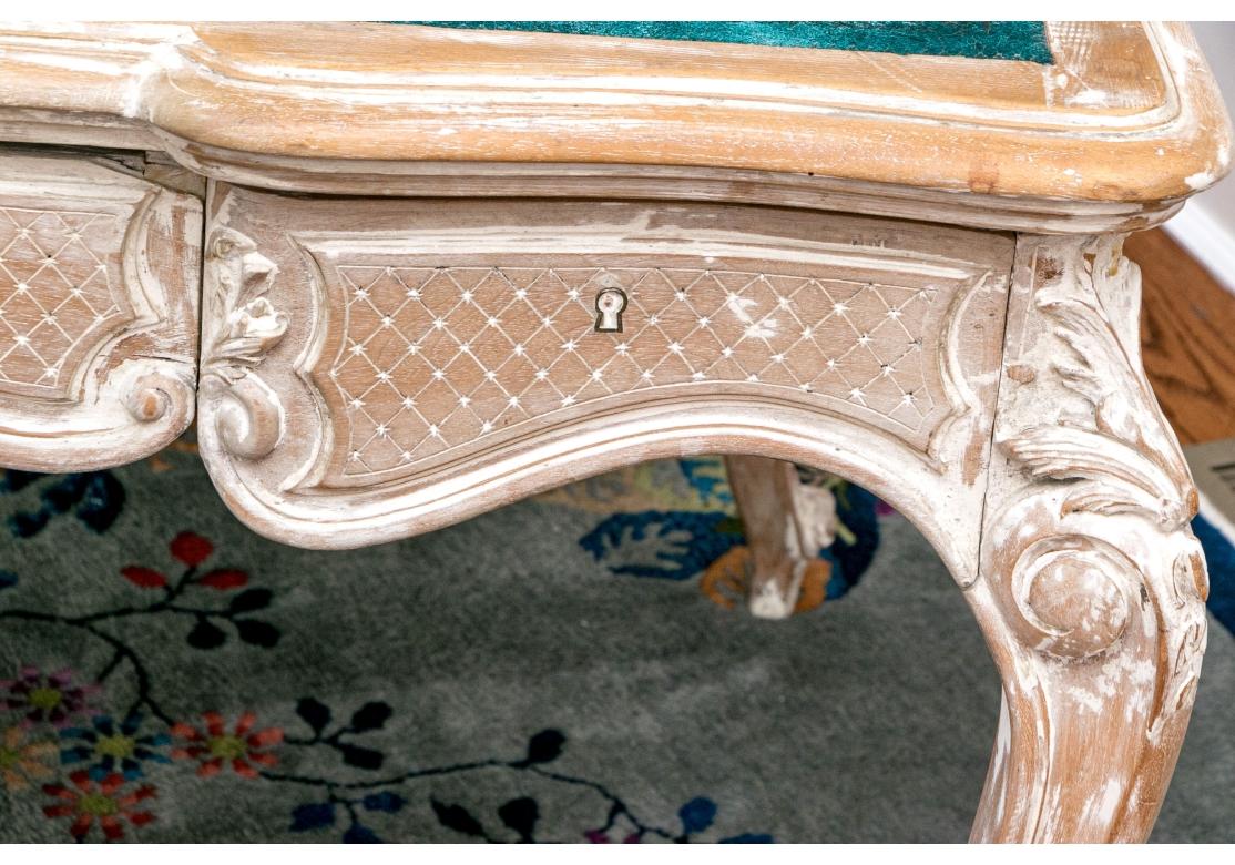 Tavolo da scrittura con piano in pelle in stile rustico francese in vendita 2