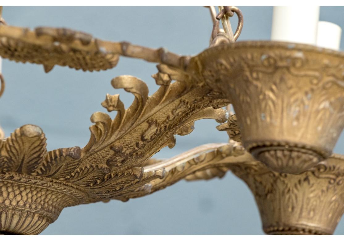 Fino Estilo Directoire Francés  Lámpara de araña de metal dorado de 5 luces en venta 2