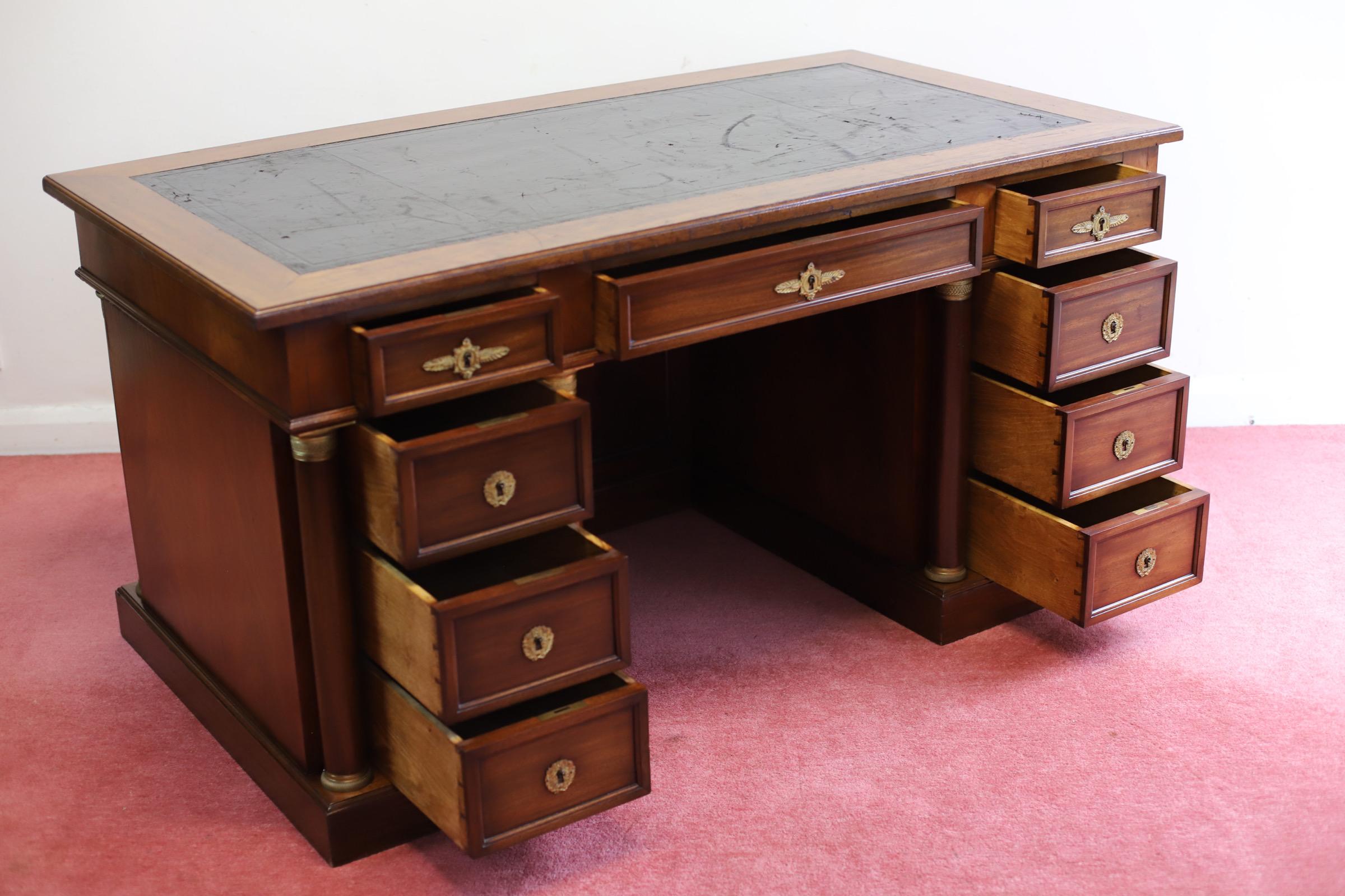 Fine conception Empire française en chêne  The Pedestal Desk (bureau à deux pieds) en vente 12