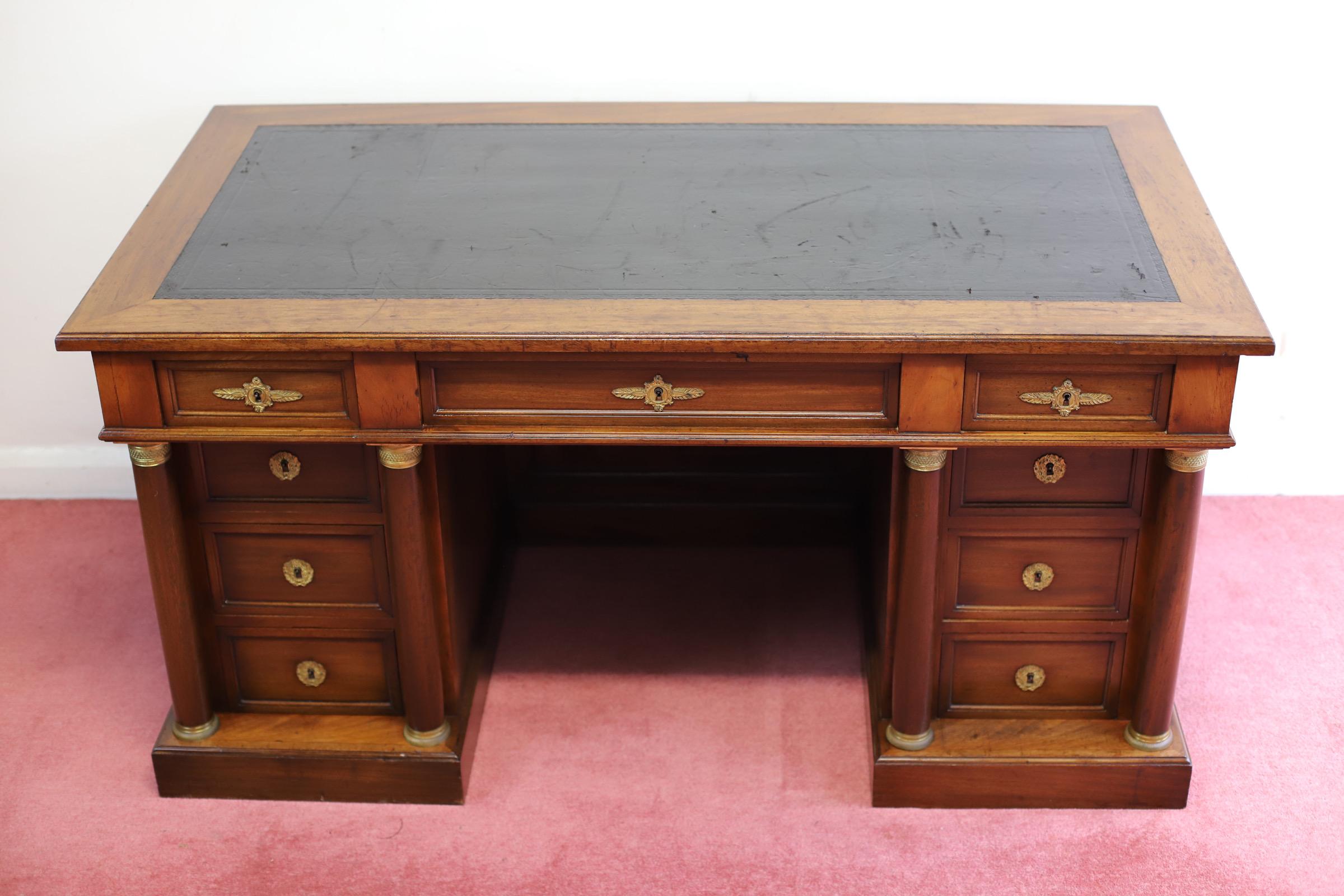 Britannique Fine conception Empire française en chêne  The Pedestal Desk (bureau à deux pieds) en vente