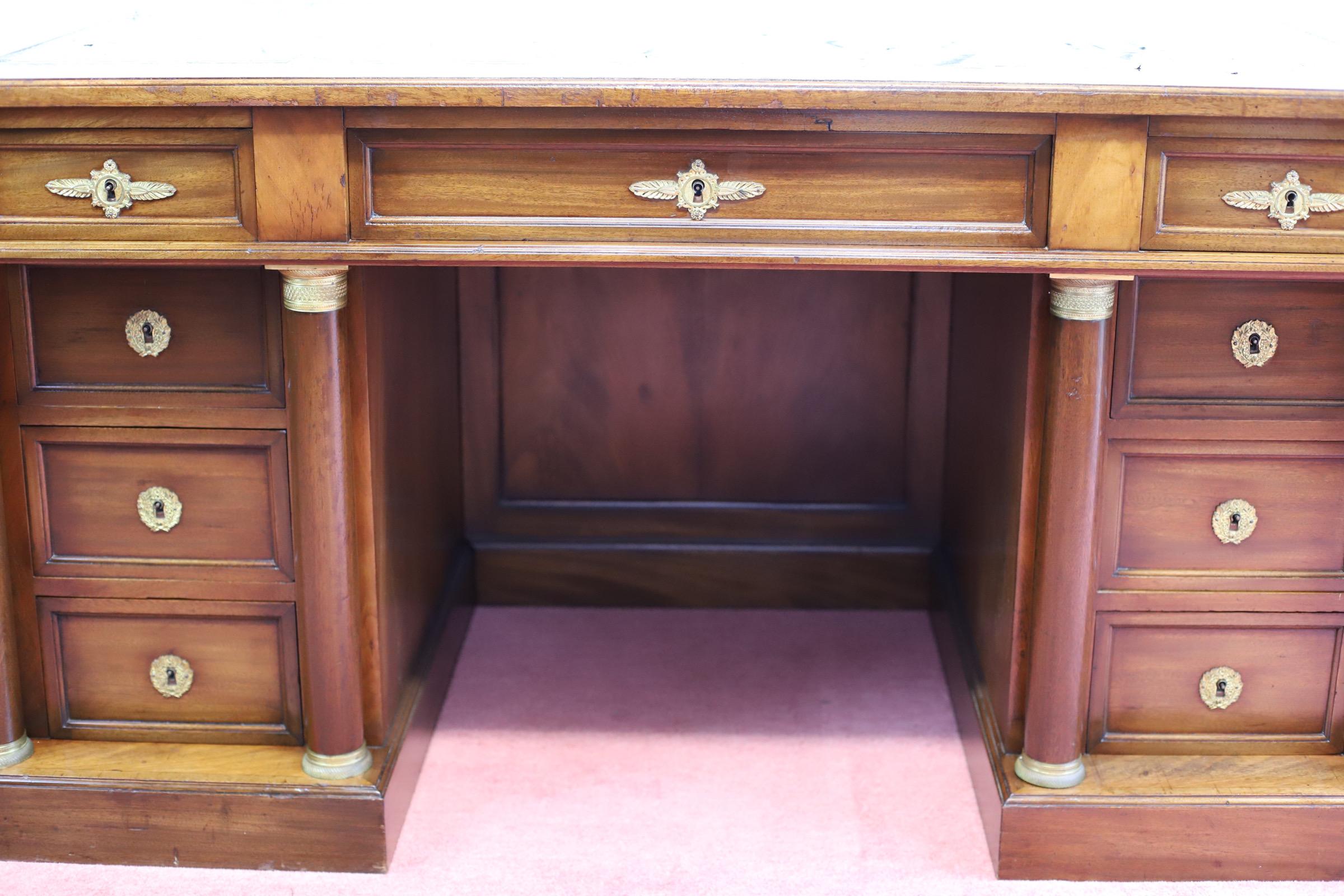 Laiton Fine conception Empire française en chêne  The Pedestal Desk (bureau à deux pieds) en vente