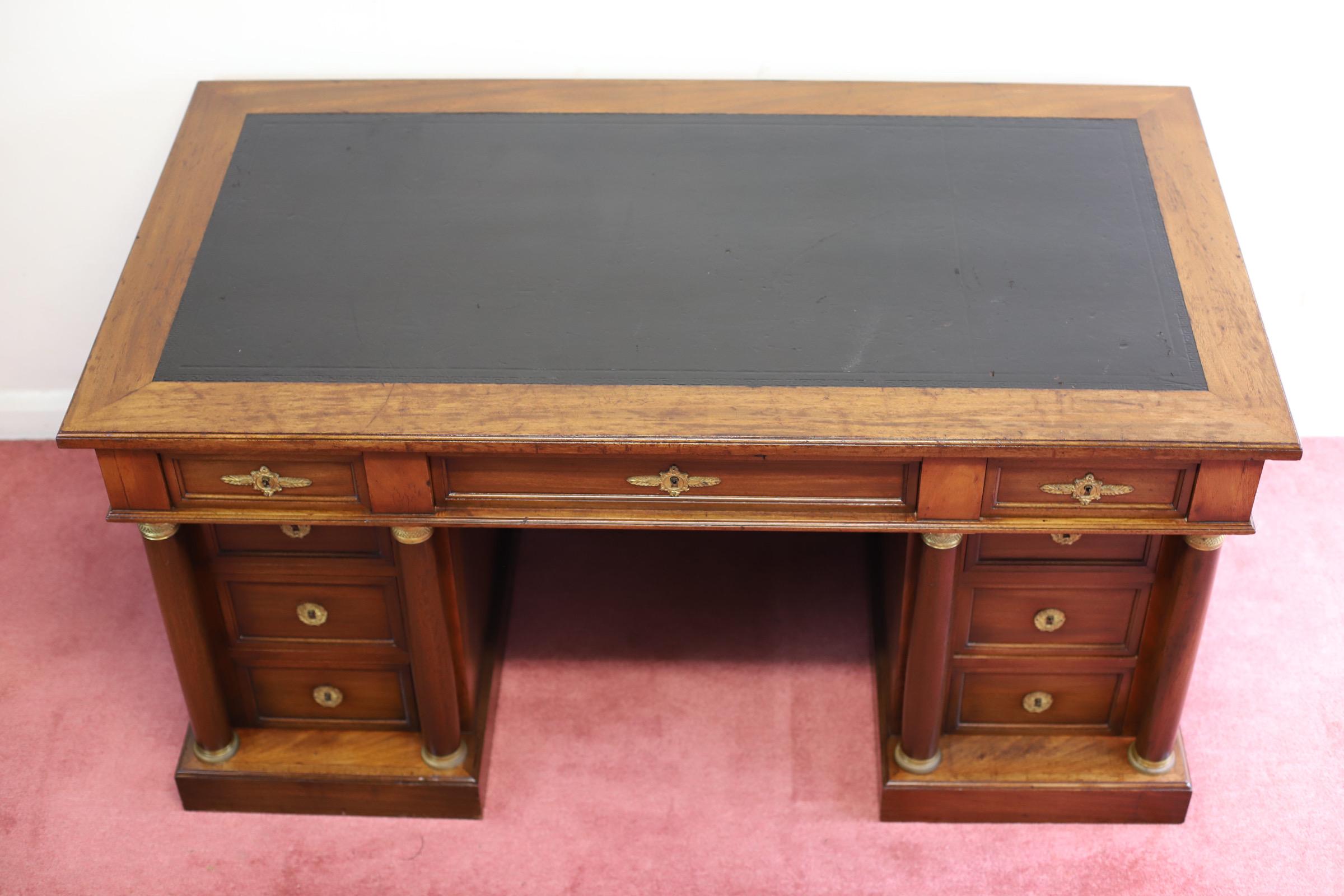Fine conception Empire française en chêne  The Pedestal Desk (bureau à deux pieds) en vente 1