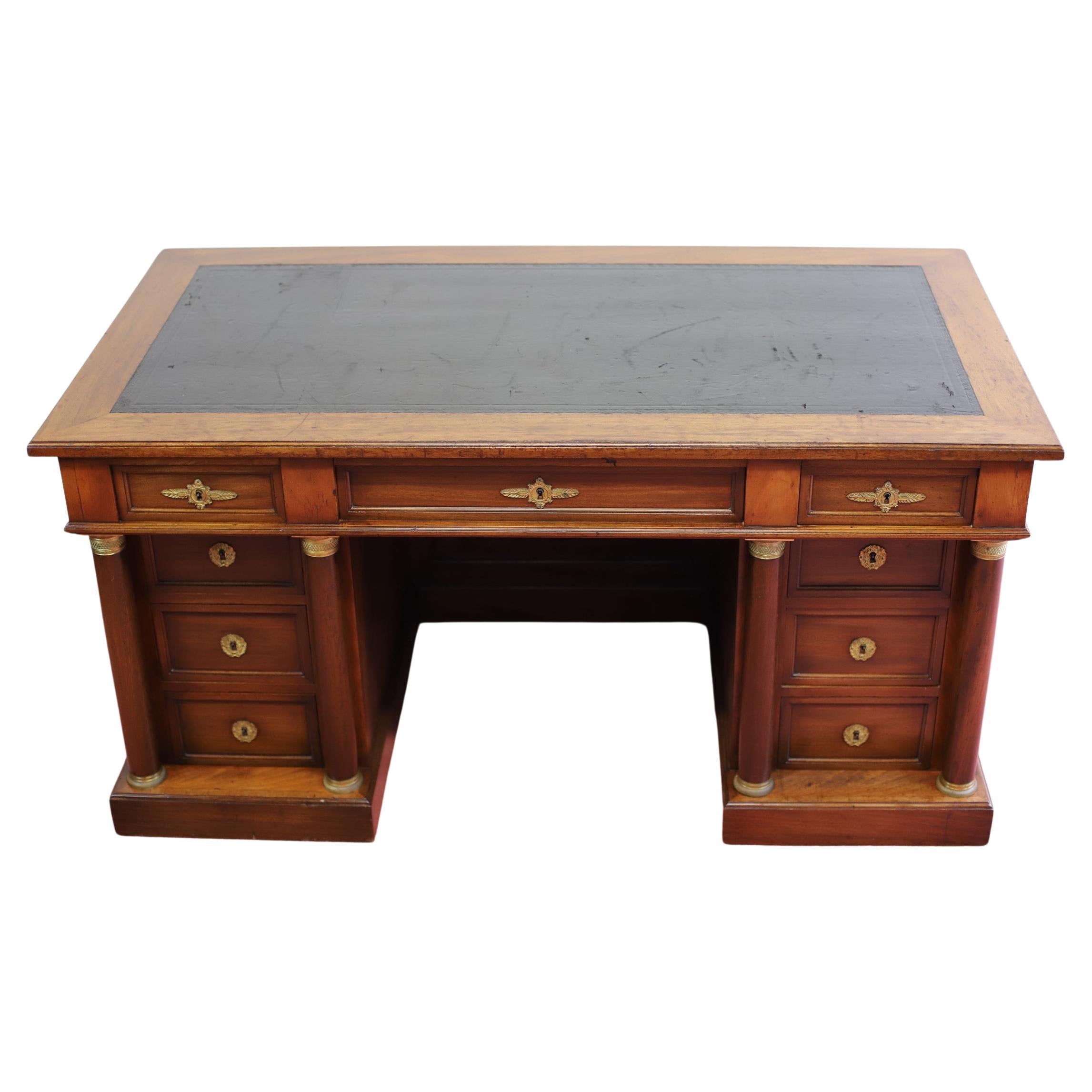 Fine conception Empire française en chêne  The Pedestal Desk (bureau à deux pieds) en vente