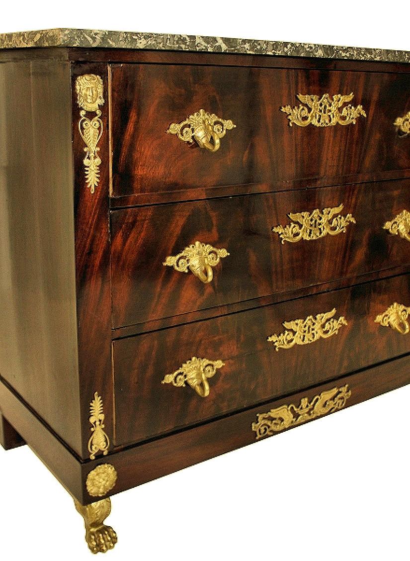 Fine French Empire Flame Mahogany and Gilt Bronze Mounted Commode In Good Condition In London, GB