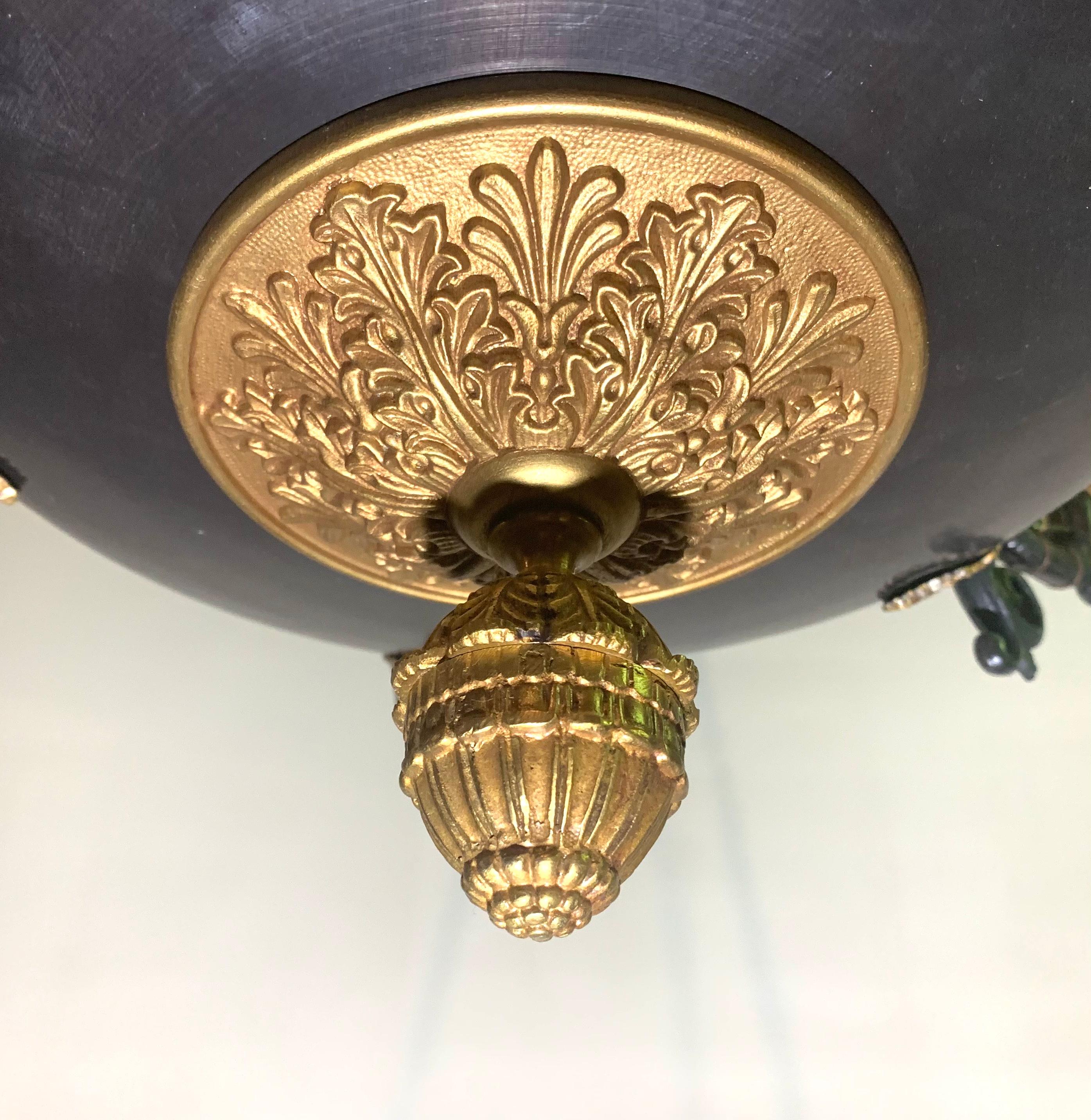 Sechs-Licht-Kronleuchter aus vergoldeter Bronze und patiniertem Metall im französischen Empire-Stil (Französisch) im Angebot