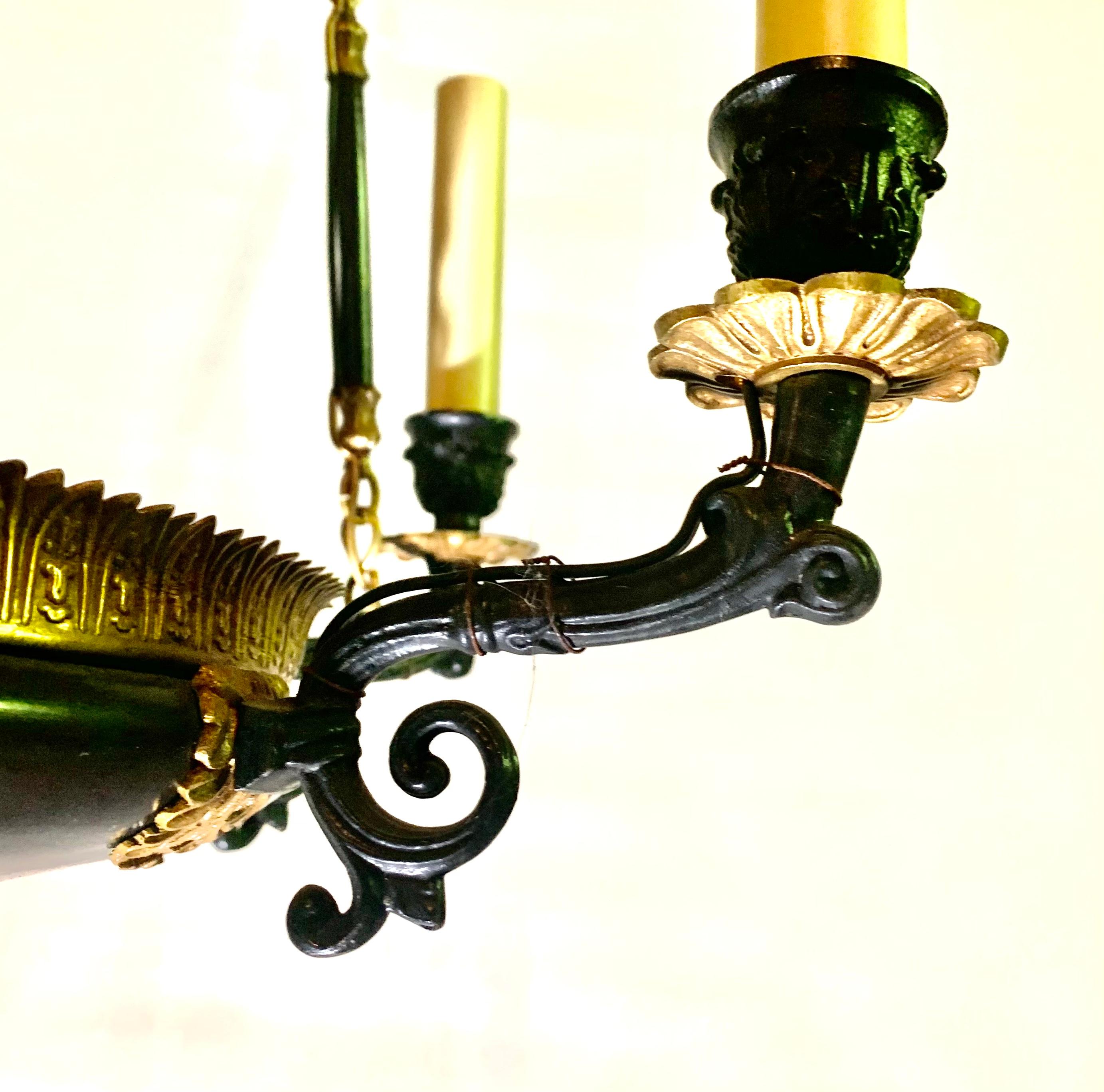 Sechs-Licht-Kronleuchter aus vergoldeter Bronze und patiniertem Metall im französischen Empire-Stil (Patiniert) im Angebot