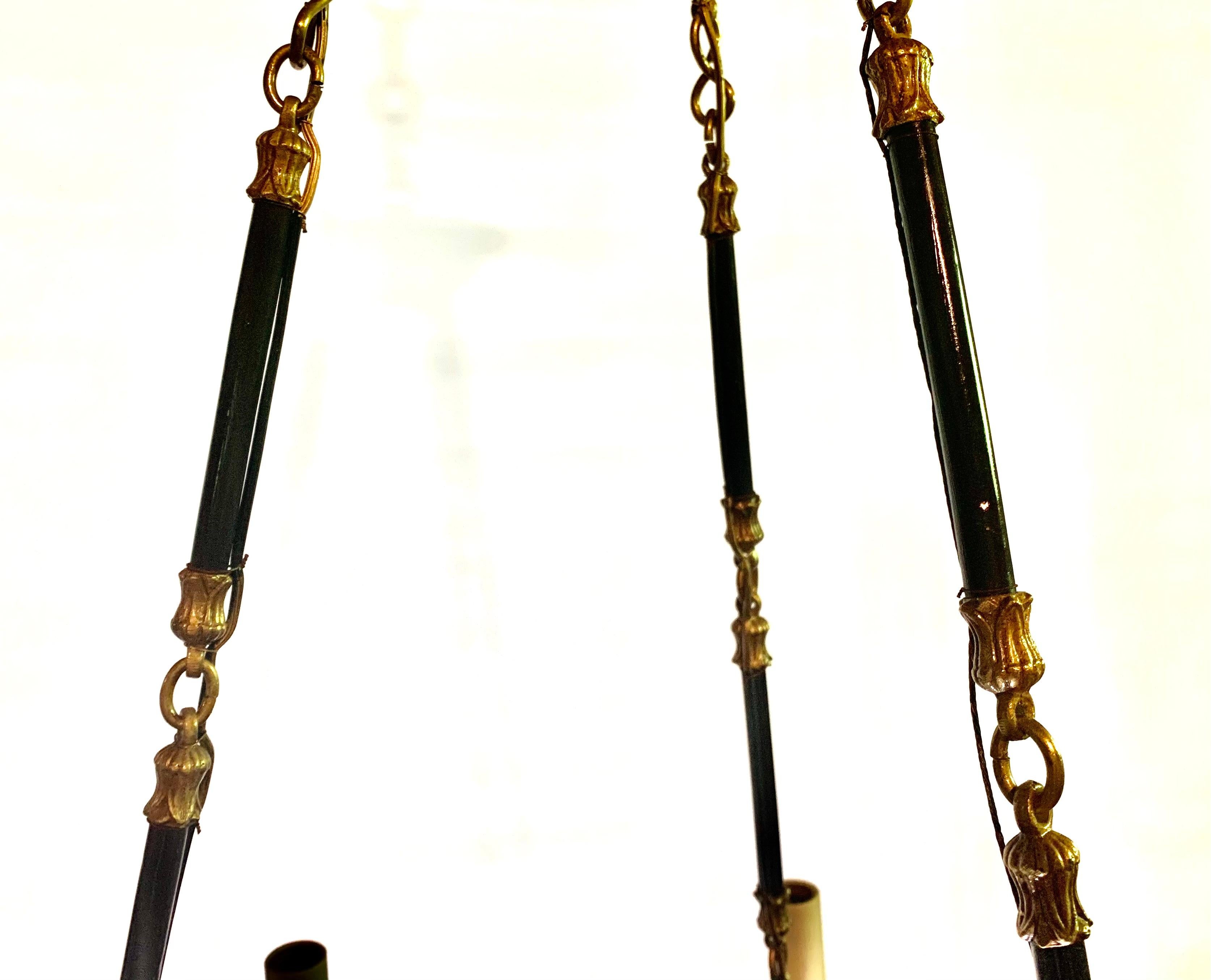 Sechs-Licht-Kronleuchter aus vergoldeter Bronze und patiniertem Metall im französischen Empire-Stil im Zustand „Gut“ im Angebot in New York, NY