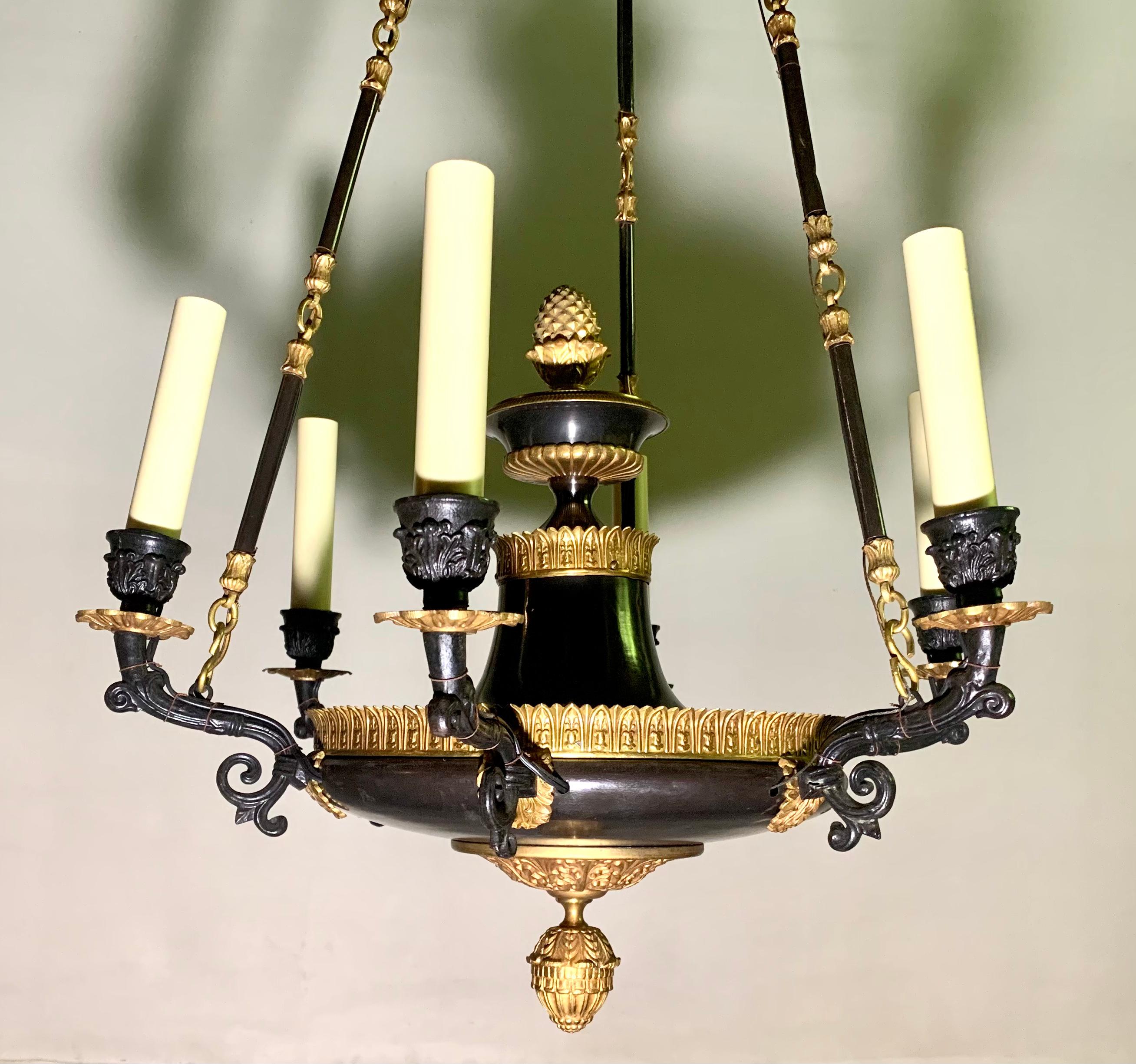 Sechs-Licht-Kronleuchter aus vergoldeter Bronze und patiniertem Metall im französischen Empire-Stil (19. Jahrhundert) im Angebot