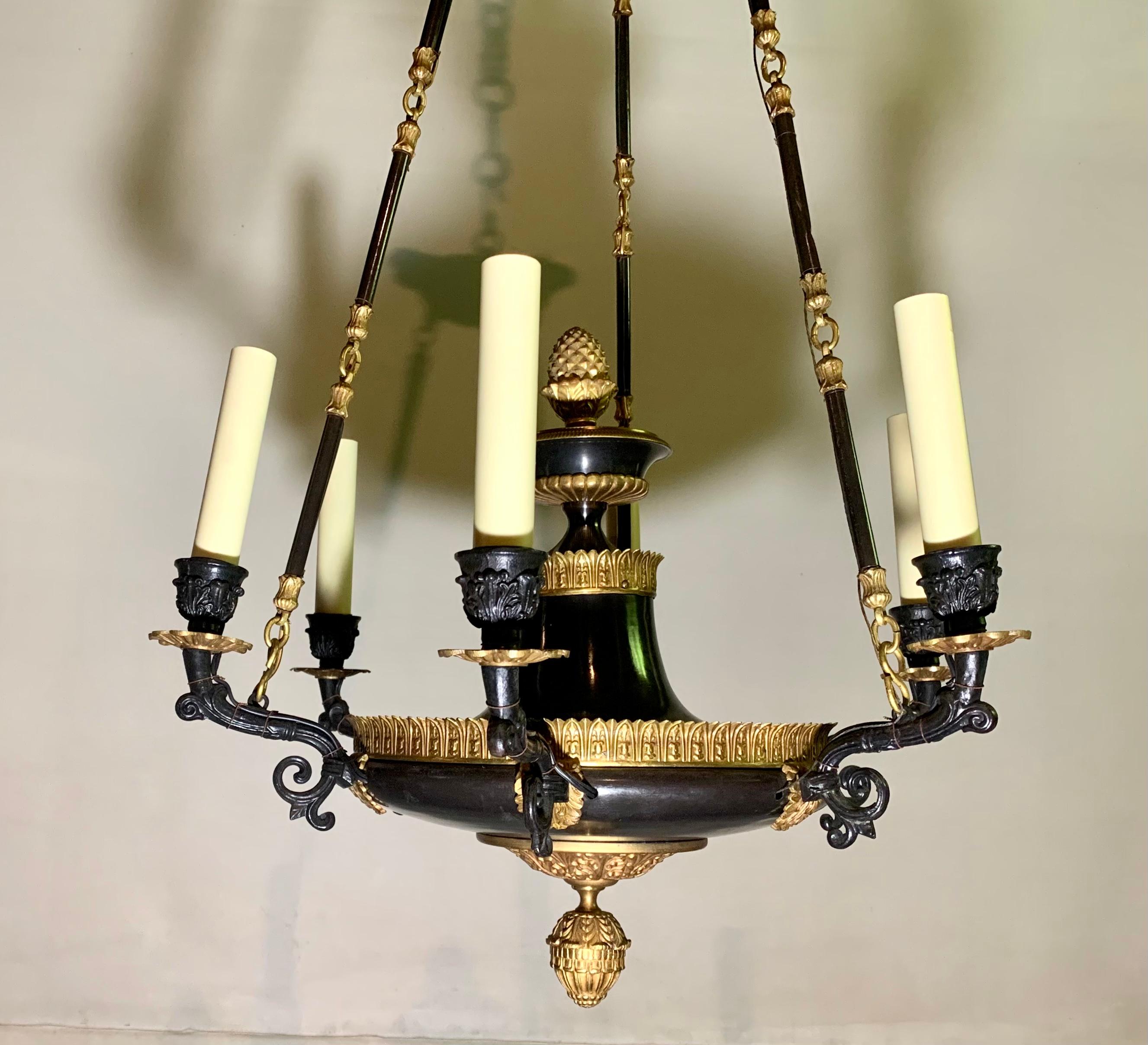 Fina araña de seis luces de bronce dorado y metal patinado del Imperio francés Metal en venta
