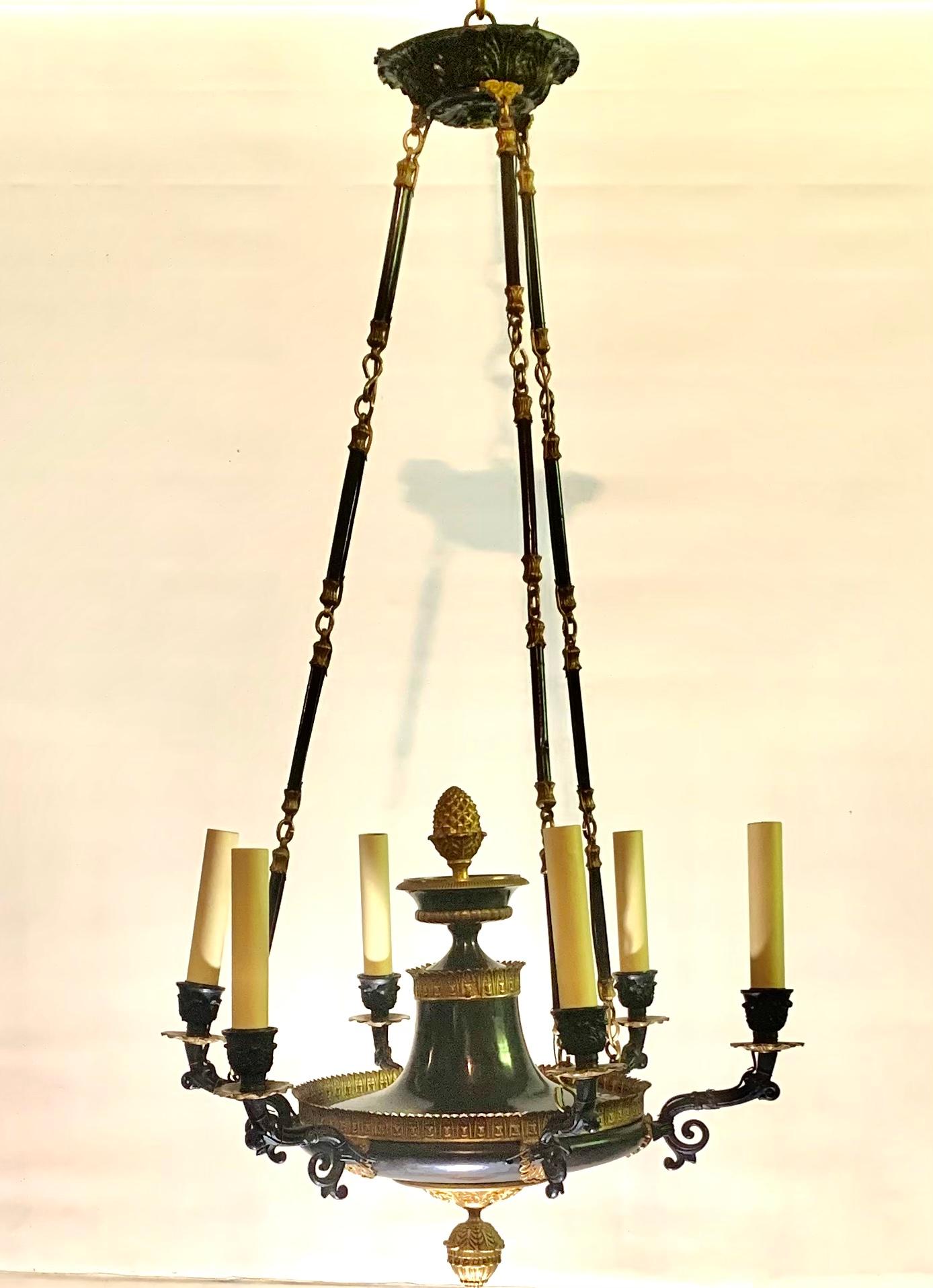 Sechs-Licht-Kronleuchter aus vergoldeter Bronze und patiniertem Metall im französischen Empire-Stil im Angebot 2