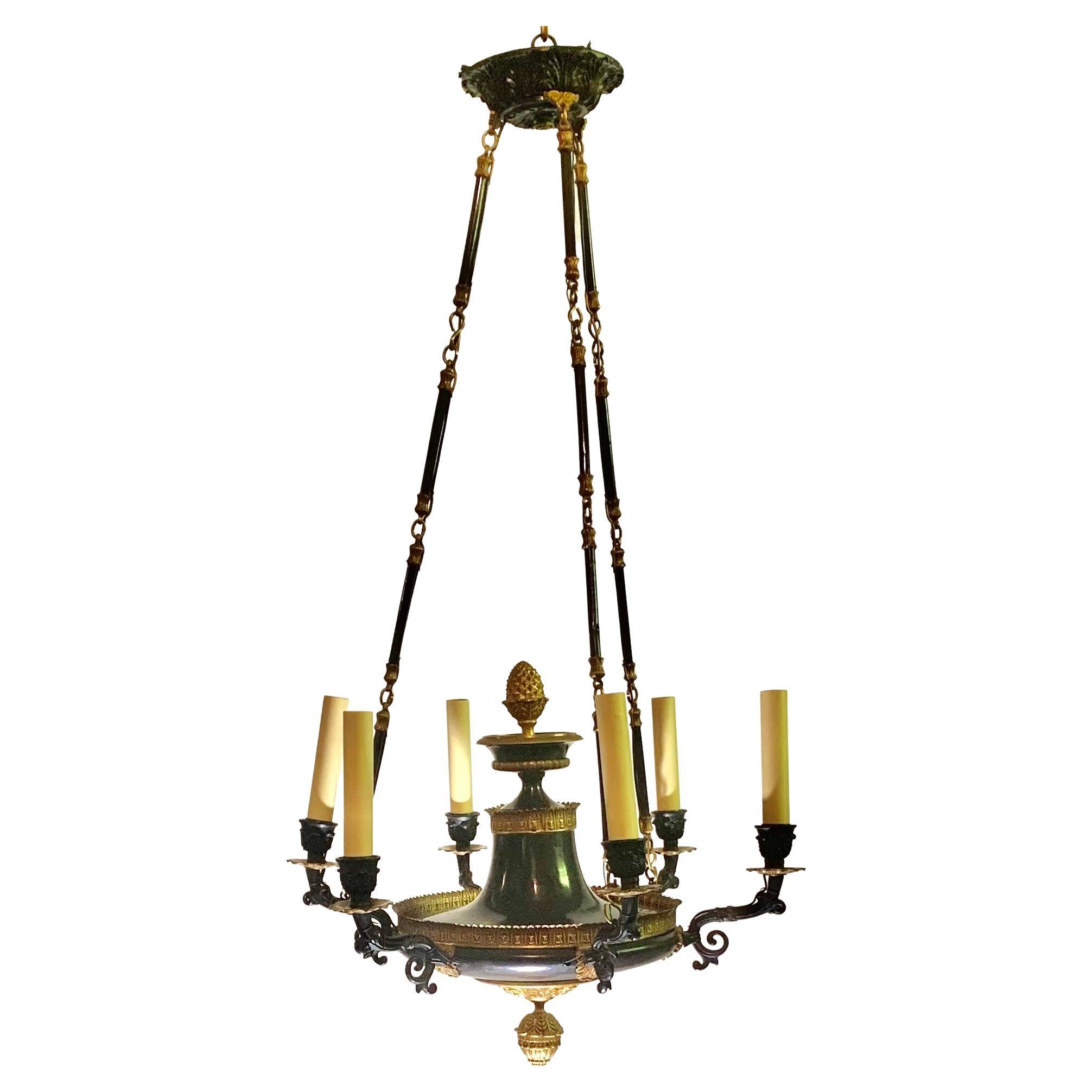 Sechs-Licht-Kronleuchter aus vergoldeter Bronze und patiniertem Metall im französischen Empire-Stil im Angebot