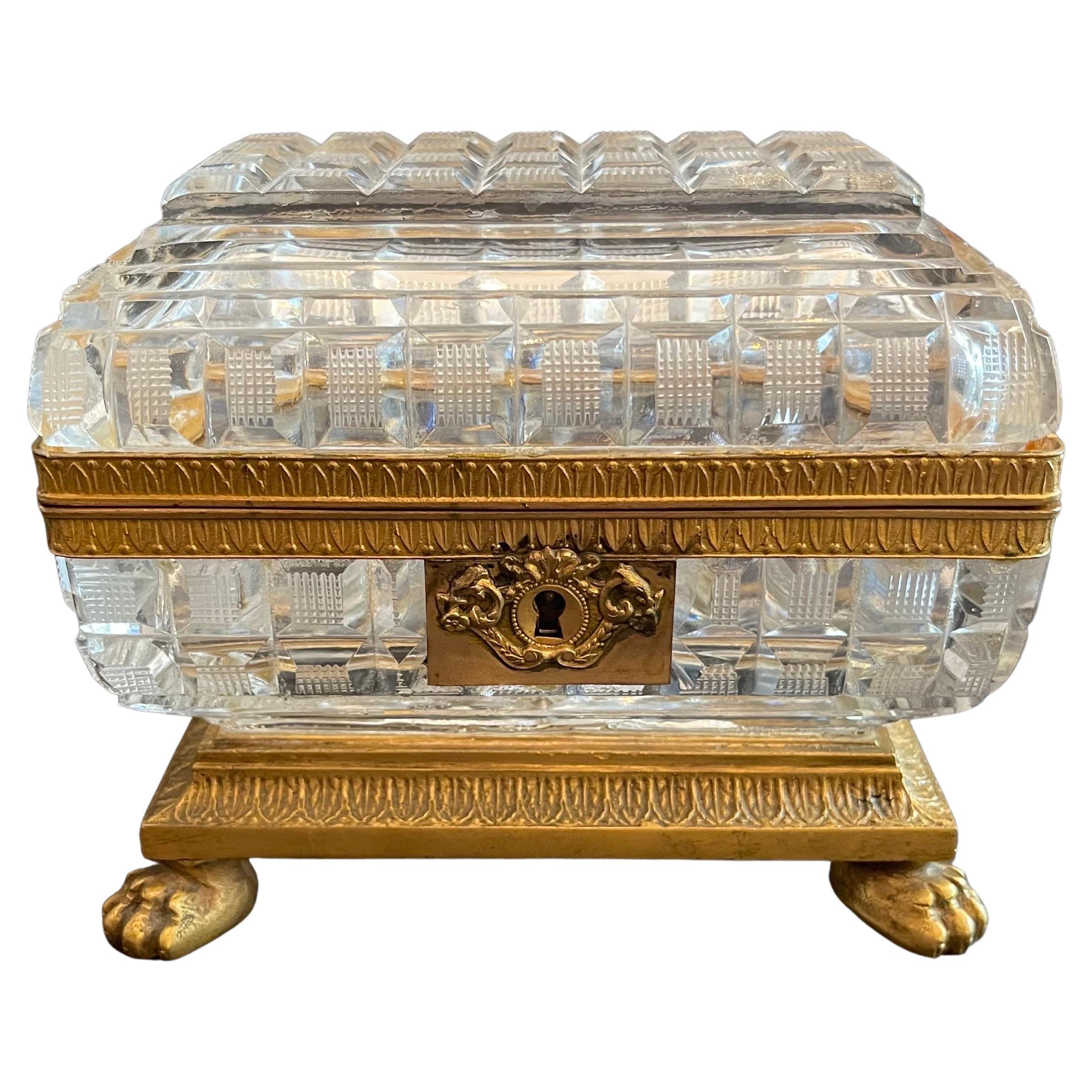 Belle boîte à bijoux française de style Empire en bronze et cristal taillé de Baccarat montée en bronze