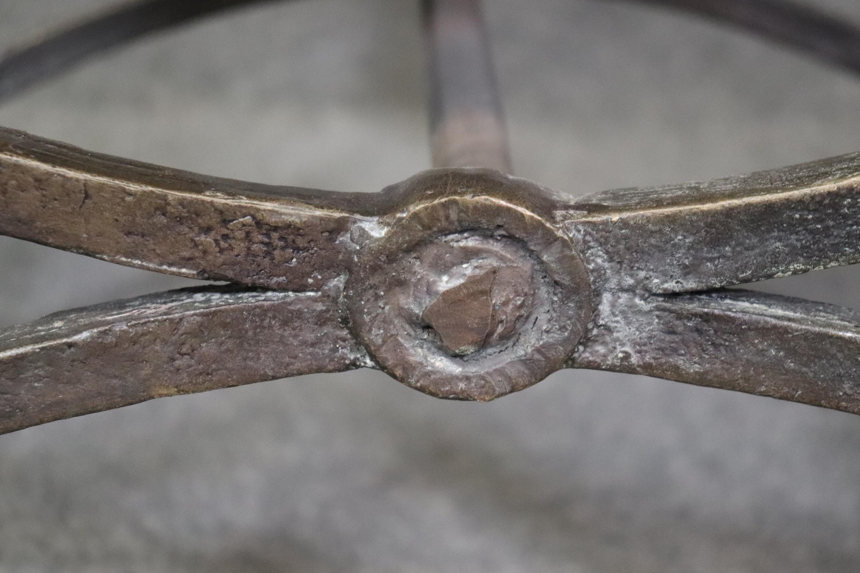 Belle clé grecque française en cuir et fer forgé à la manière de Gilbert Poillerat en vente 3