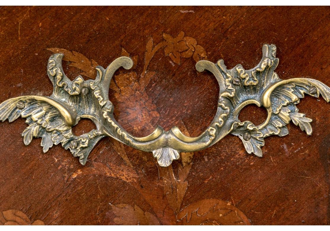 XIX secolo Fine cassapanca francese intarsiata Bombé con montature in bronzo e piano in pietra colorata in vendita