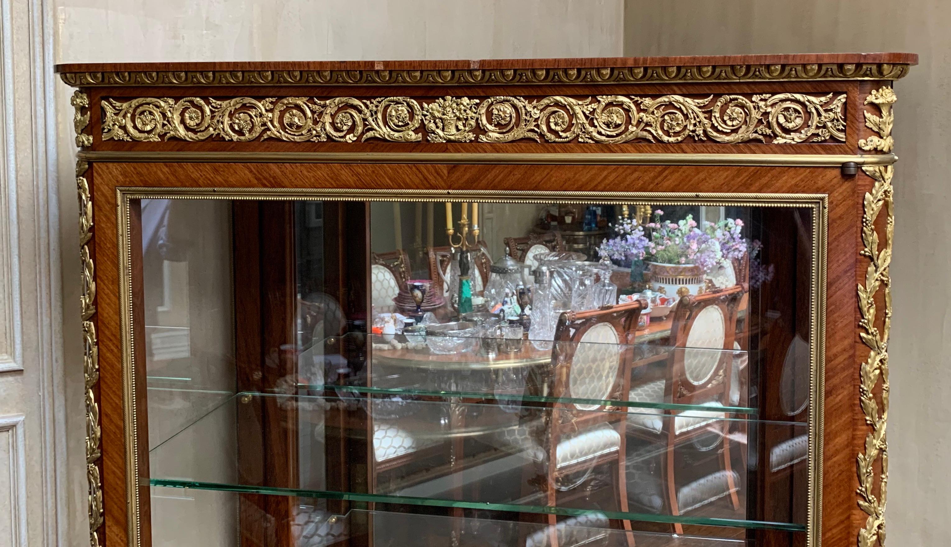 Fine French Louis XV Bronze Ormolu Mounted Vitrine Curio Marquetry Cabinet In Good Condition For Sale In Roslyn, NY