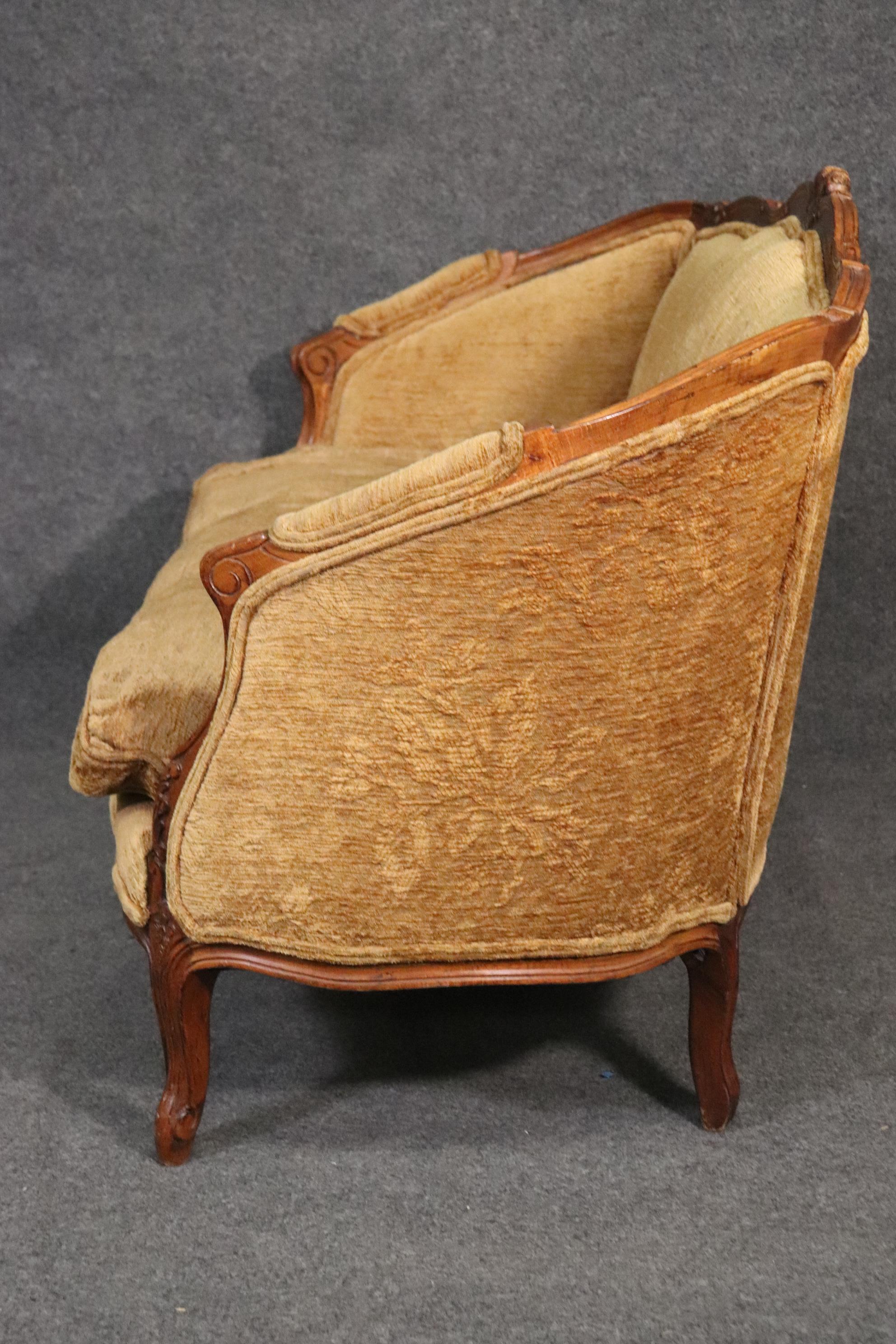 Fine French Louis XV Carved Walnut Settee Canape Sofa circa 1920 In Good Condition In Swedesboro, NJ