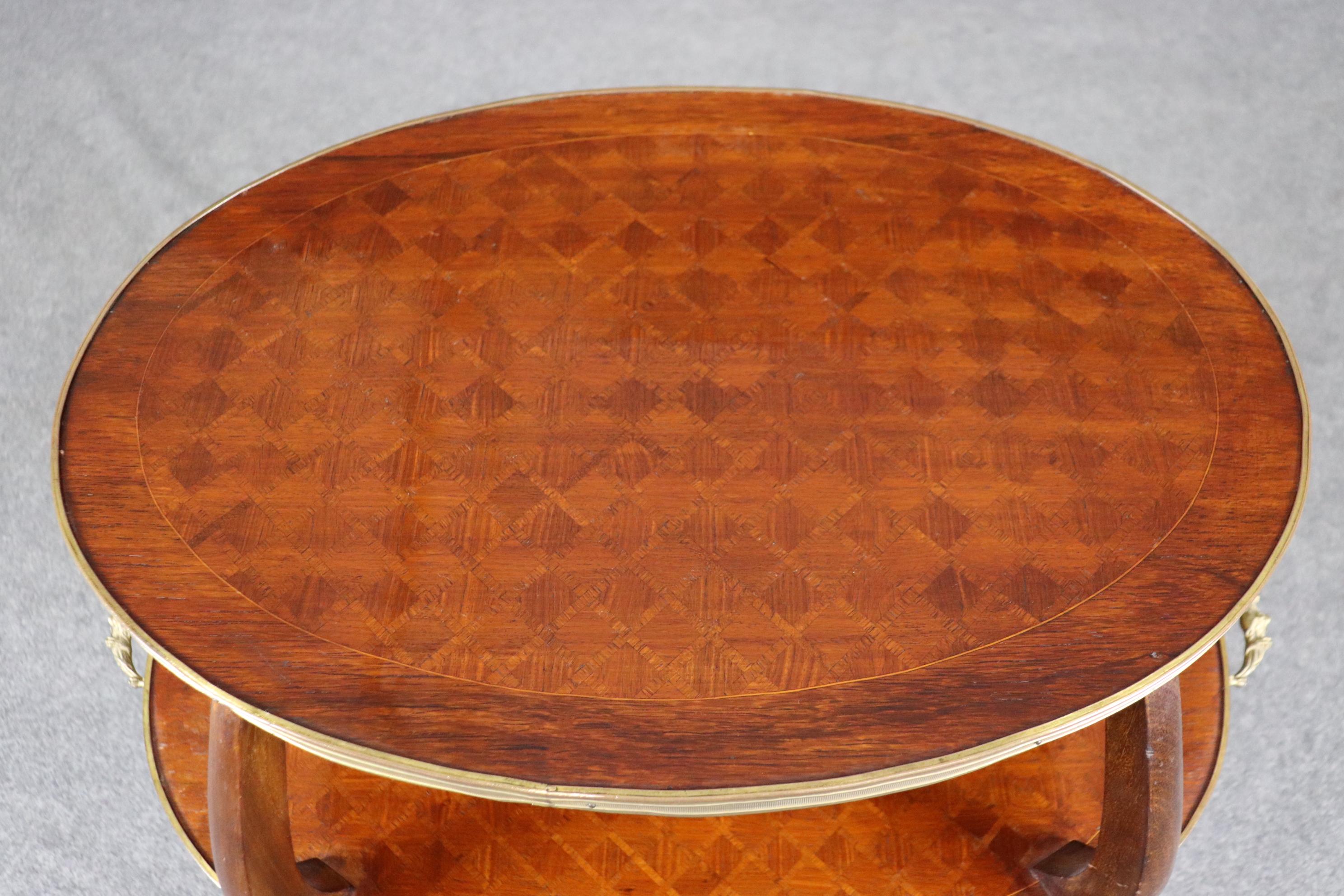 Fina mesa de postre francesa Luis XV de marquetería de caoba con incrustaciones de bronce en venta 6