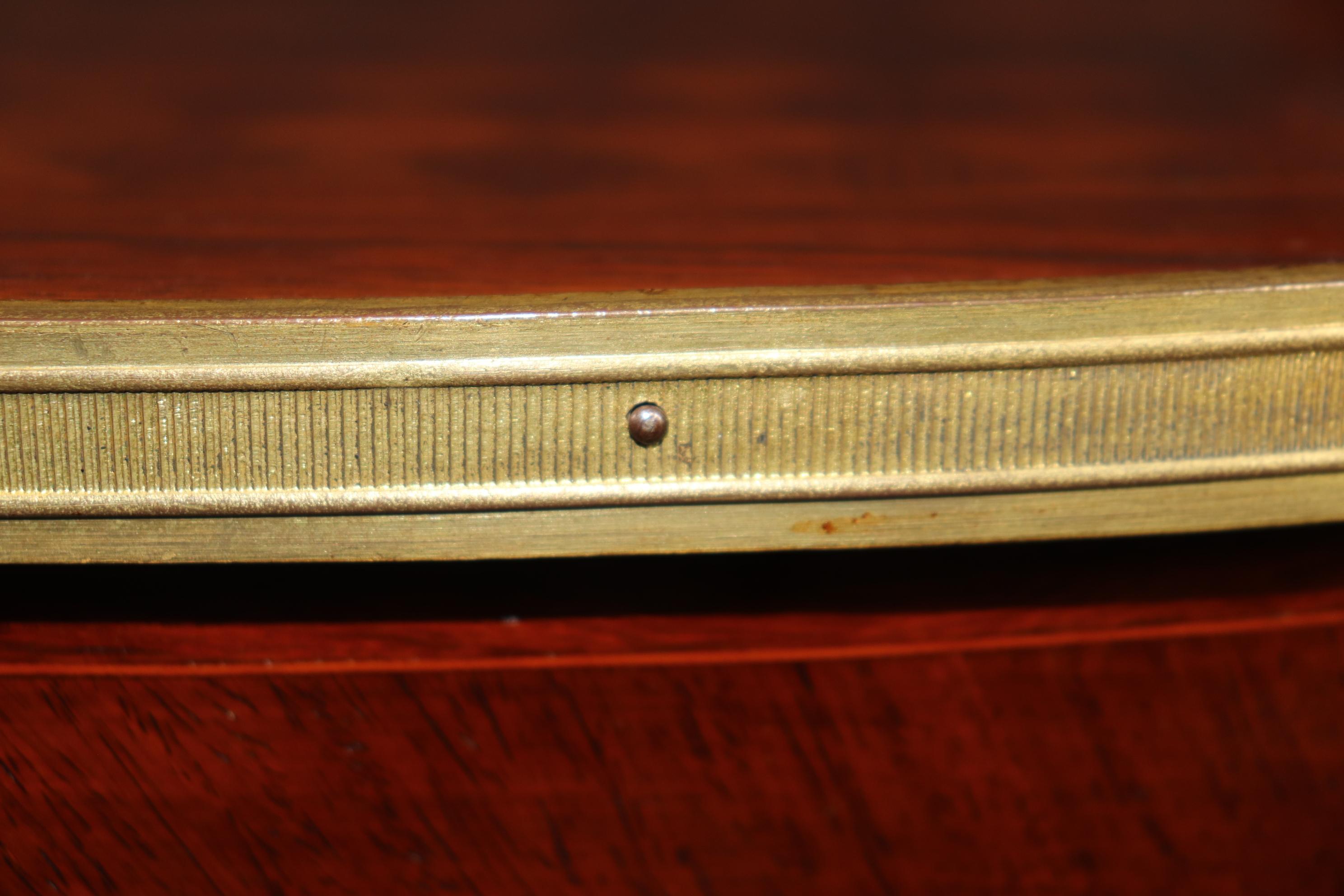 Fina mesa de postre francesa Luis XV de marquetería de caoba con incrustaciones de bronce en venta 7
