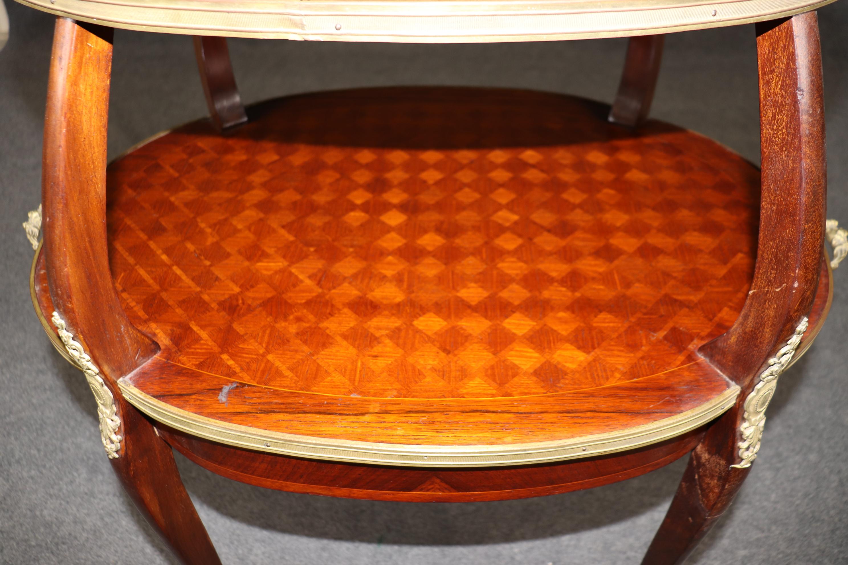Se trata de una mesa de postres francesa de gran calidad. Perfecta para servir repostería a los invitados o utilizarla como mesa de centro más alta en un salón o una sala de estar. La mesa está en buen estado, con pequeños signos de envejecimiento y