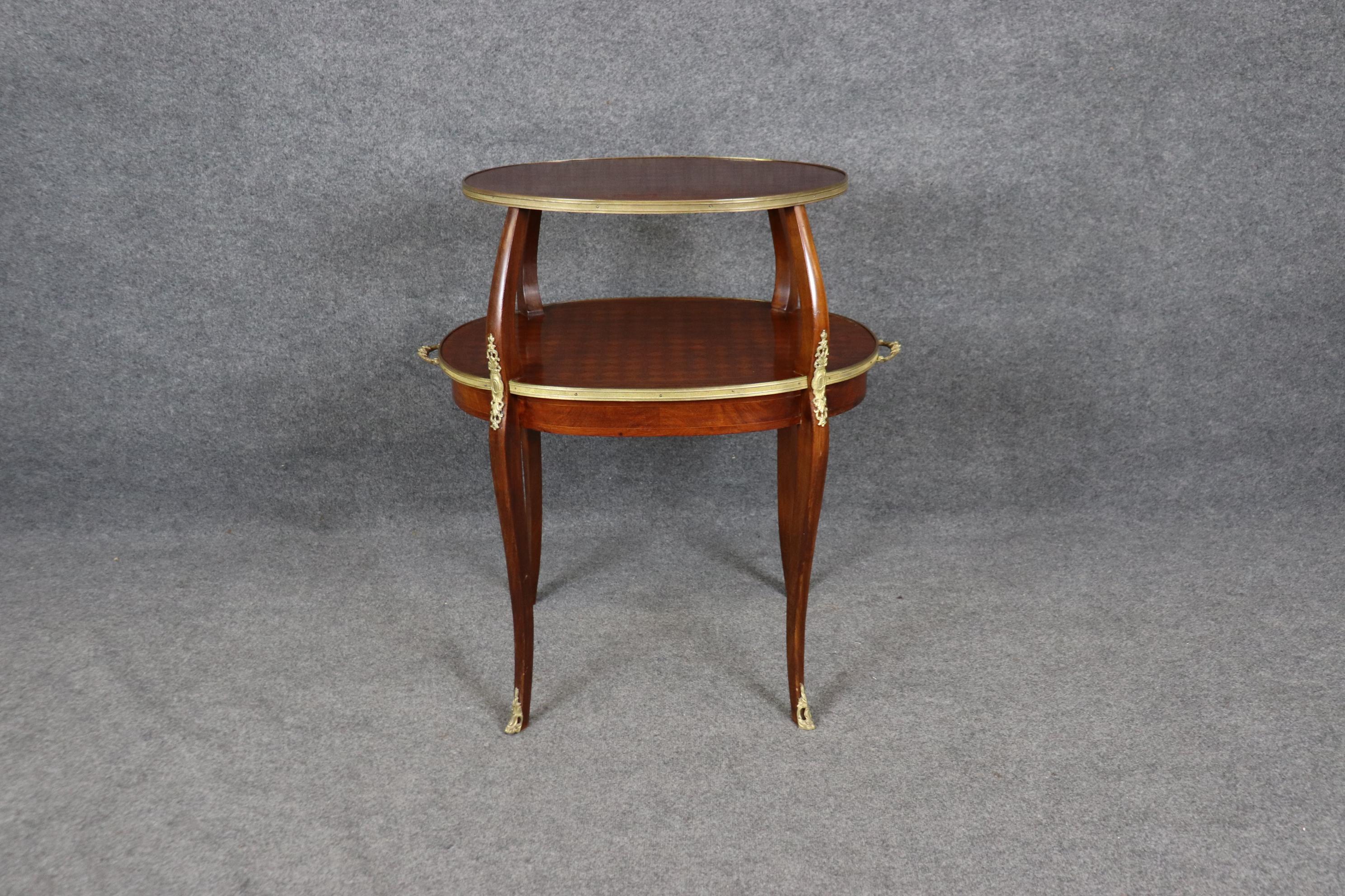 Fina mesa de postre francesa Luis XV de marquetería de caoba con incrustaciones de bronce Francés en venta