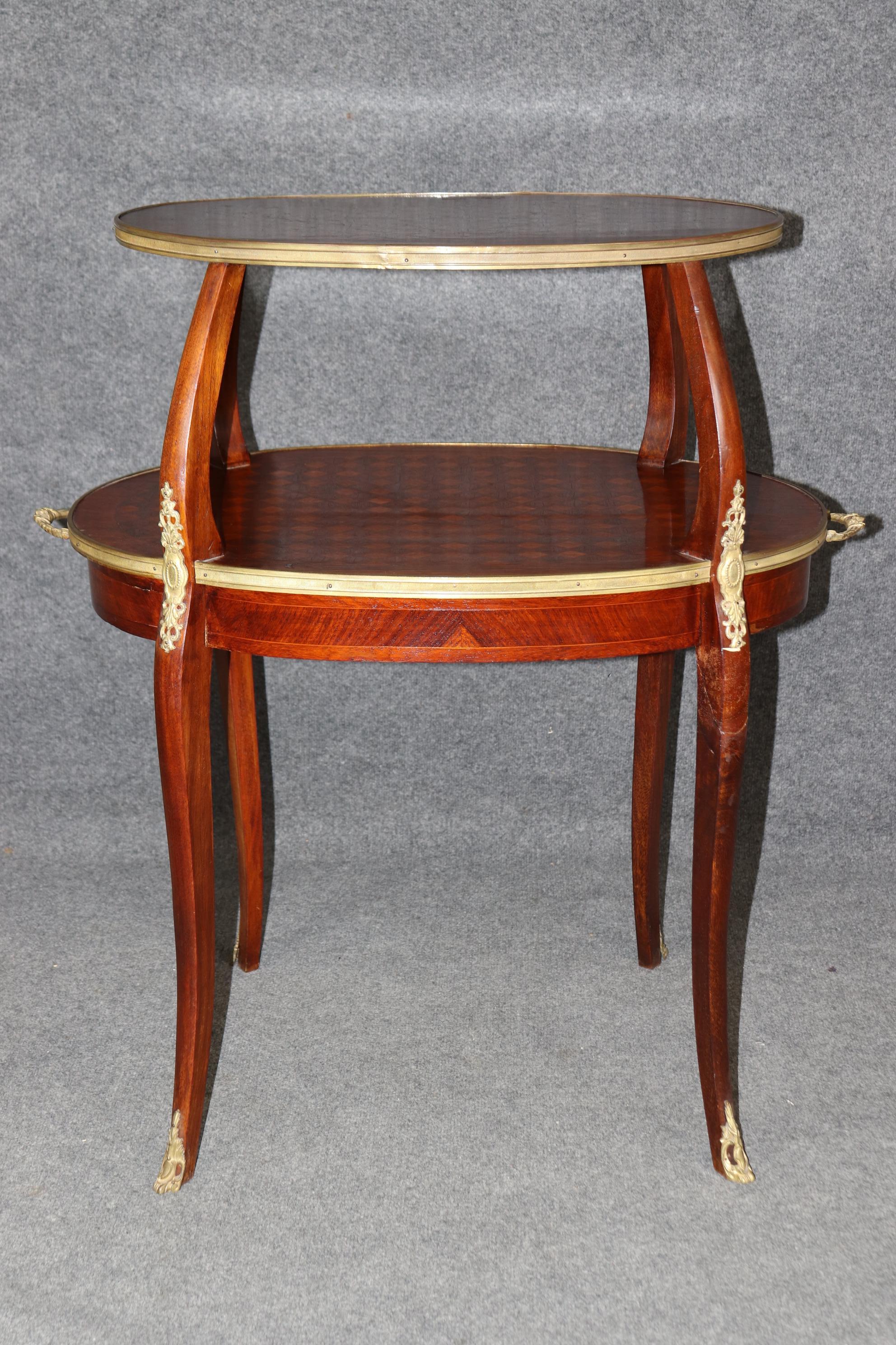 Fina mesa de postre francesa Luis XV de marquetería de caoba con incrustaciones de bronce principios del siglo XX en venta