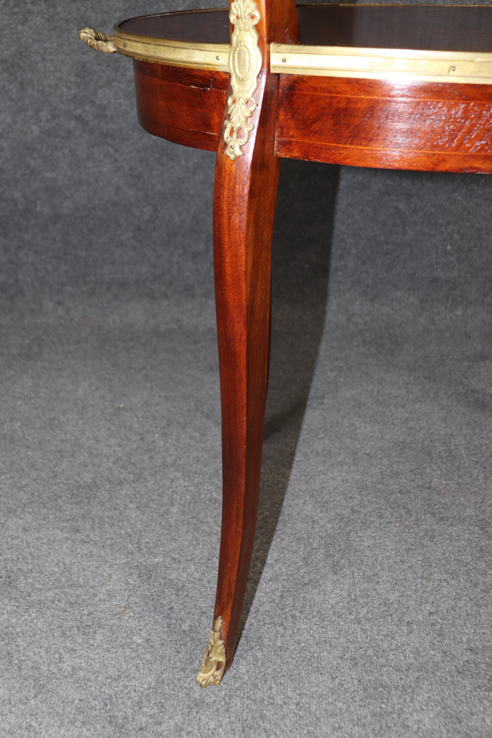 Fina mesa de postre francesa Luis XV de marquetería de caoba con incrustaciones de bronce en venta 1