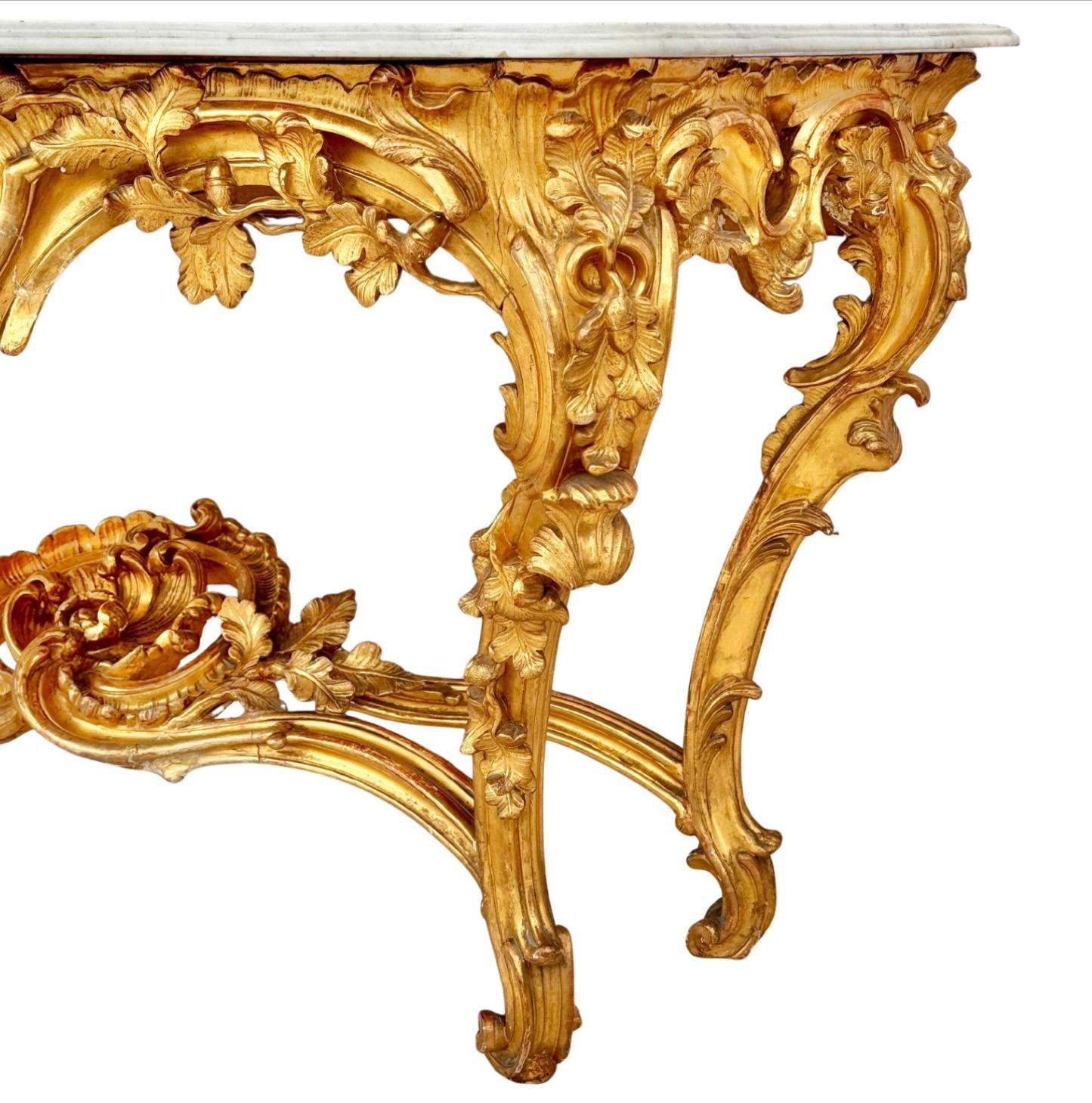 XIX secolo Raffinata console da parete in legno dorato in stile rococò Luigi XV con marmo in vendita